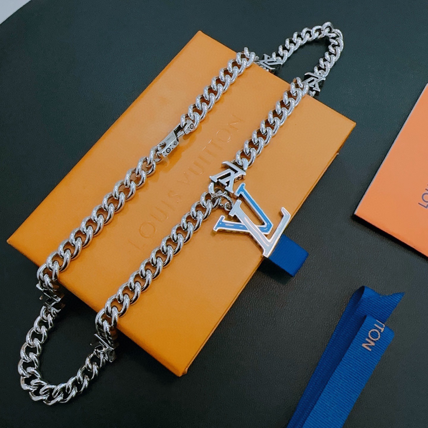 ❤️220包邮/原单代购级别
LV路易威登项链🇷🇼原单货🇷🇼专柜新款开模复古潮流时尚必备 男女均可佩戴 情侣款同款 摇滚朋克泰银风格 复古元素 潮流百搭 官网同款项链最新款链条档次更高明星经典款项链系列复古银项链
链长55厘米可改长度
细节对版做旧处理 非市面亮面版型 
这款一直在出 LV里面热卖款 非常好搭配潮流衣服👔🥿