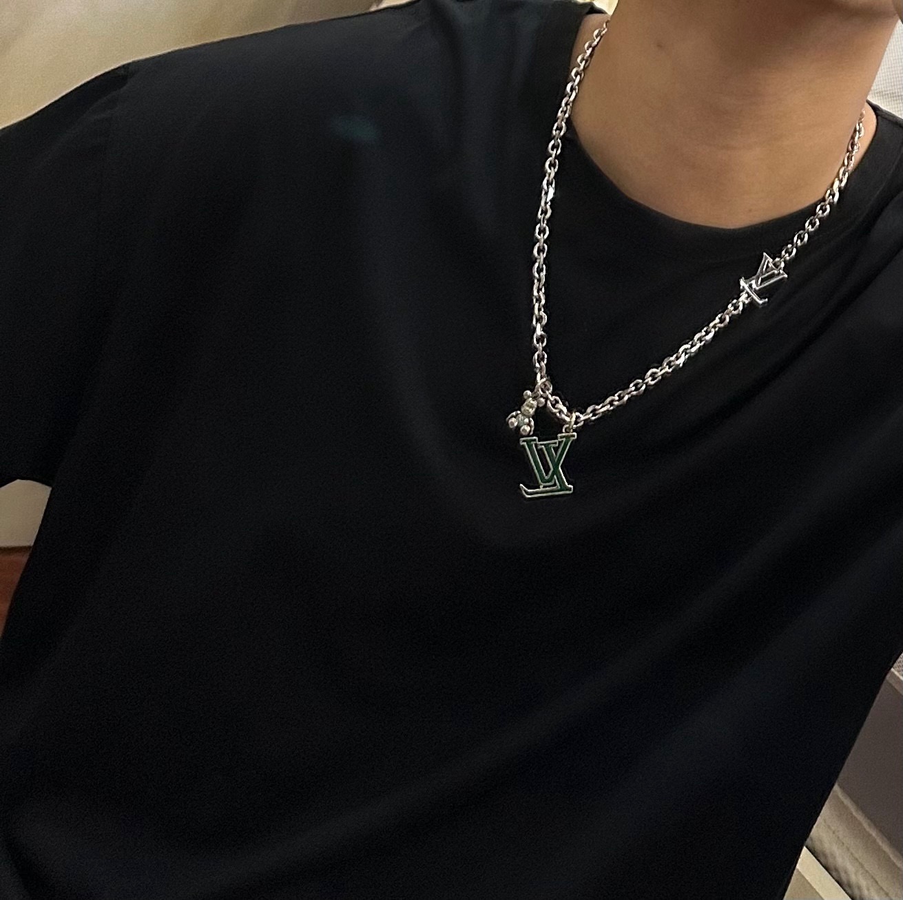 ❤️180包邮/原单代购级别
LV路易威登项链🇷🇼原单货🇷🇼专柜新款开模复古潮流时尚必备 男女均可佩戴 情侣款同款 摇滚朋克泰银风格 复古元素 潮流百搭 官网同款项链最新款链条档次更高明星经典款项链系列复古银项链
链长60厘米可改长度
细节对版做旧处理 非市面亮面版型 
这款一直在出 LV里面热卖款 非常好搭配潮流衣服👔🥿
