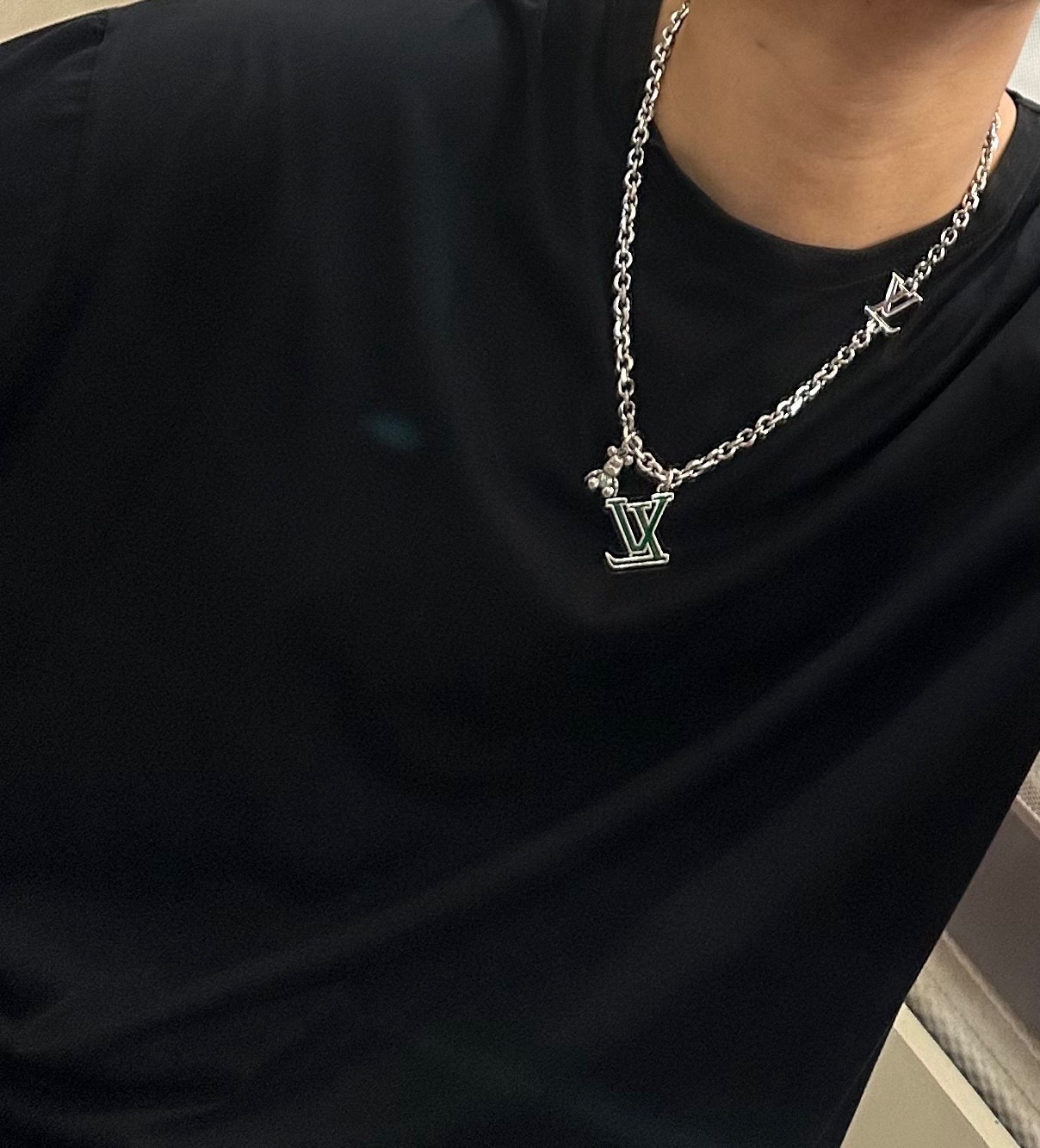 ❤️180包邮/原单代购级别
LV路易威登项链🇷🇼原单货🇷🇼专柜新款开模复古潮流时尚必备 男女均可佩戴 情侣款同款 摇滚朋克泰银风格 复古元素 潮流百搭 官网同款项链最新款链条档次更高明星经典款项链系列复古银项链
链长60厘米可改长度
细节对版做旧处理 非市面亮面版型 
这款一直在出 LV里面热卖款 非常好搭配潮流衣服👔🥿