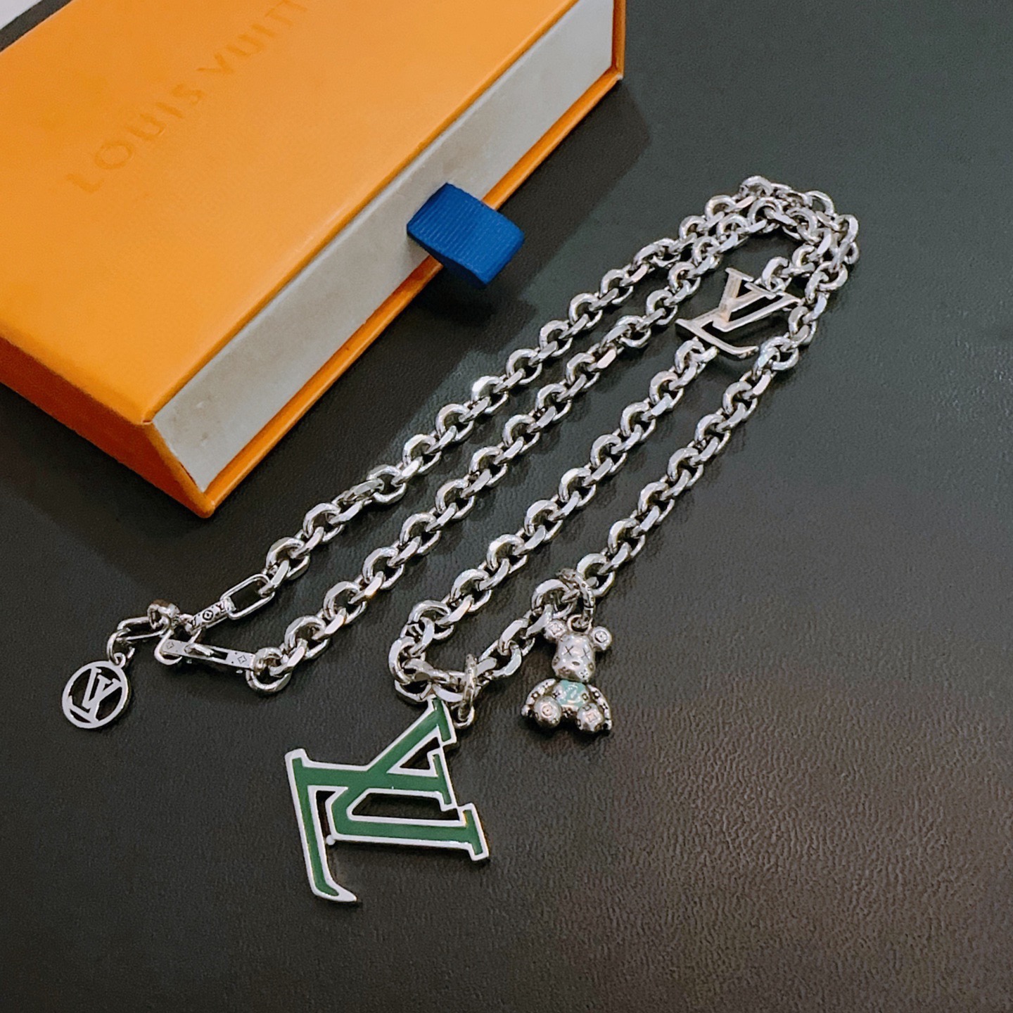 ❤️180包邮/原单代购级别
LV路易威登项链🇷🇼原单货🇷🇼专柜新款开模复古潮流时尚必备 男女均可佩戴 情侣款同款 摇滚朋克泰银风格 复古元素 潮流百搭 官网同款项链最新款链条档次更高明星经典款项链系列复古银项链
链长60厘米可改长度
细节对版做旧处理 非市面亮面版型 
这款一直在出 LV里面热卖款 非常好搭配潮流衣服👔🥿