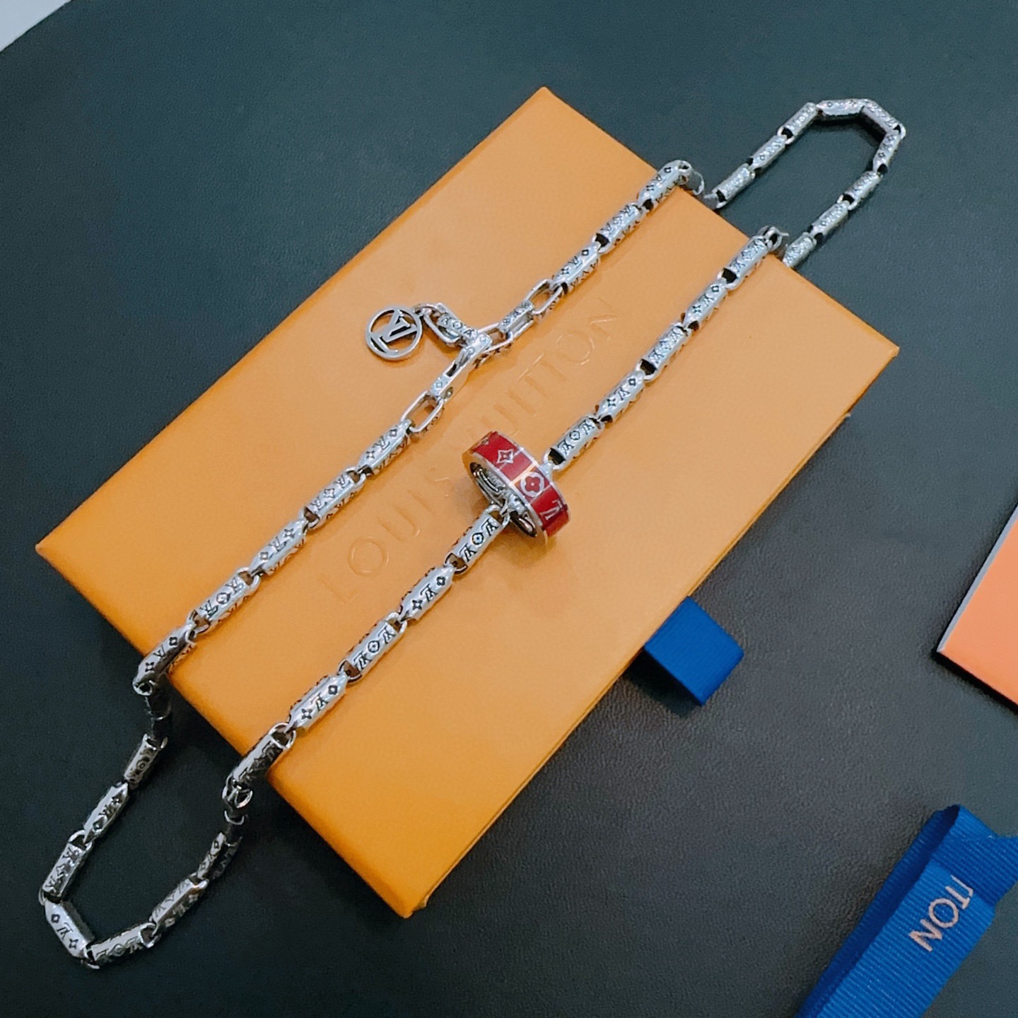 ❤️180包邮/原单代购级别
LV路易威登项链🇷🇼原单货🇷🇼专柜新款开模复古潮流时尚必备 男女均可佩戴 情侣款同款 摇滚朋克泰银风格 复古元素 潮流百搭 官网同款项链最新款链条档次更高明星经典款项链系列复古银项链
链长60厘米可改长度
细节对版做旧处理 非市面亮面版型 
这款一直在出 LV里面热卖款 非常好搭配潮流衣服👔🥿