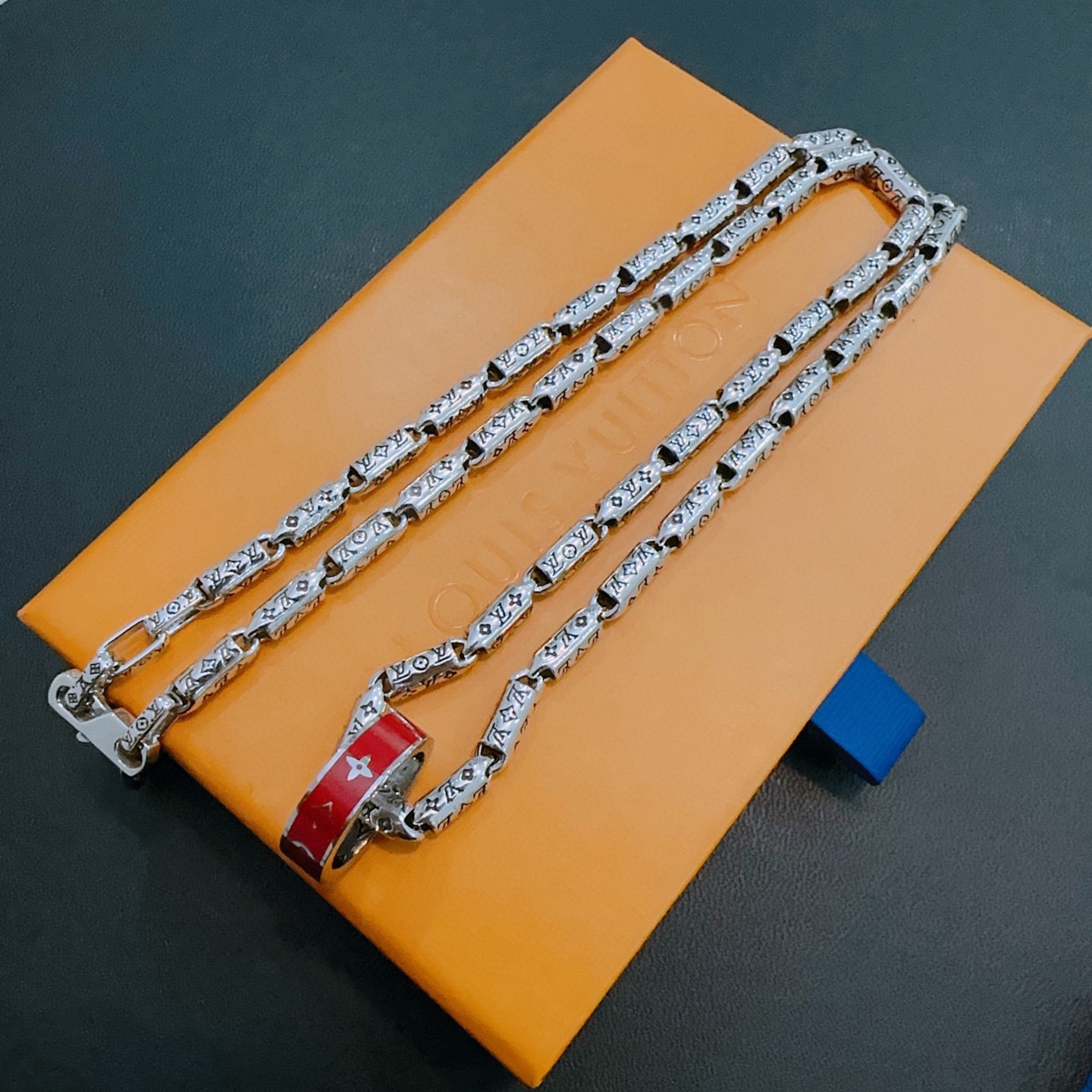 ❤️180包邮/原单代购级别
LV路易威登项链🇷🇼原单货🇷🇼专柜新款开模复古潮流时尚必备 男女均可佩戴 情侣款同款 摇滚朋克泰银风格 复古元素 潮流百搭 官网同款项链最新款链条档次更高明星经典款项链系列复古银项链
链长60厘米可改长度
细节对版做旧处理 非市面亮面版型 
这款一直在出 LV里面热卖款 非常好搭配潮流衣服👔🥿