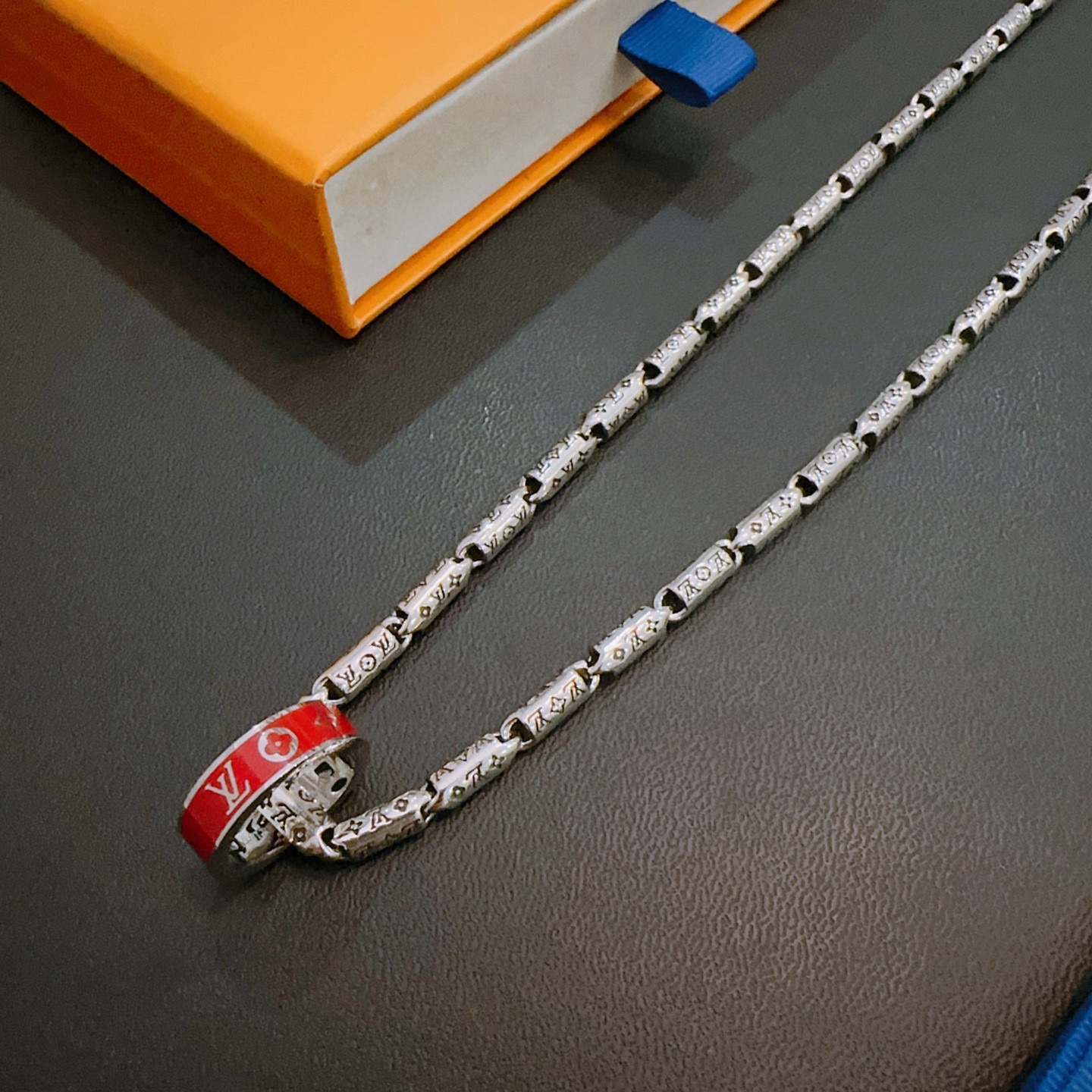 ❤️180包邮/原单代购级别
LV路易威登项链🇷🇼原单货🇷🇼专柜新款开模复古潮流时尚必备 男女均可佩戴 情侣款同款 摇滚朋克泰银风格 复古元素 潮流百搭 官网同款项链最新款链条档次更高明星经典款项链系列复古银项链
链长60厘米可改长度
细节对版做旧处理 非市面亮面版型 
这款一直在出 LV里面热卖款 非常好搭配潮流衣服👔🥿