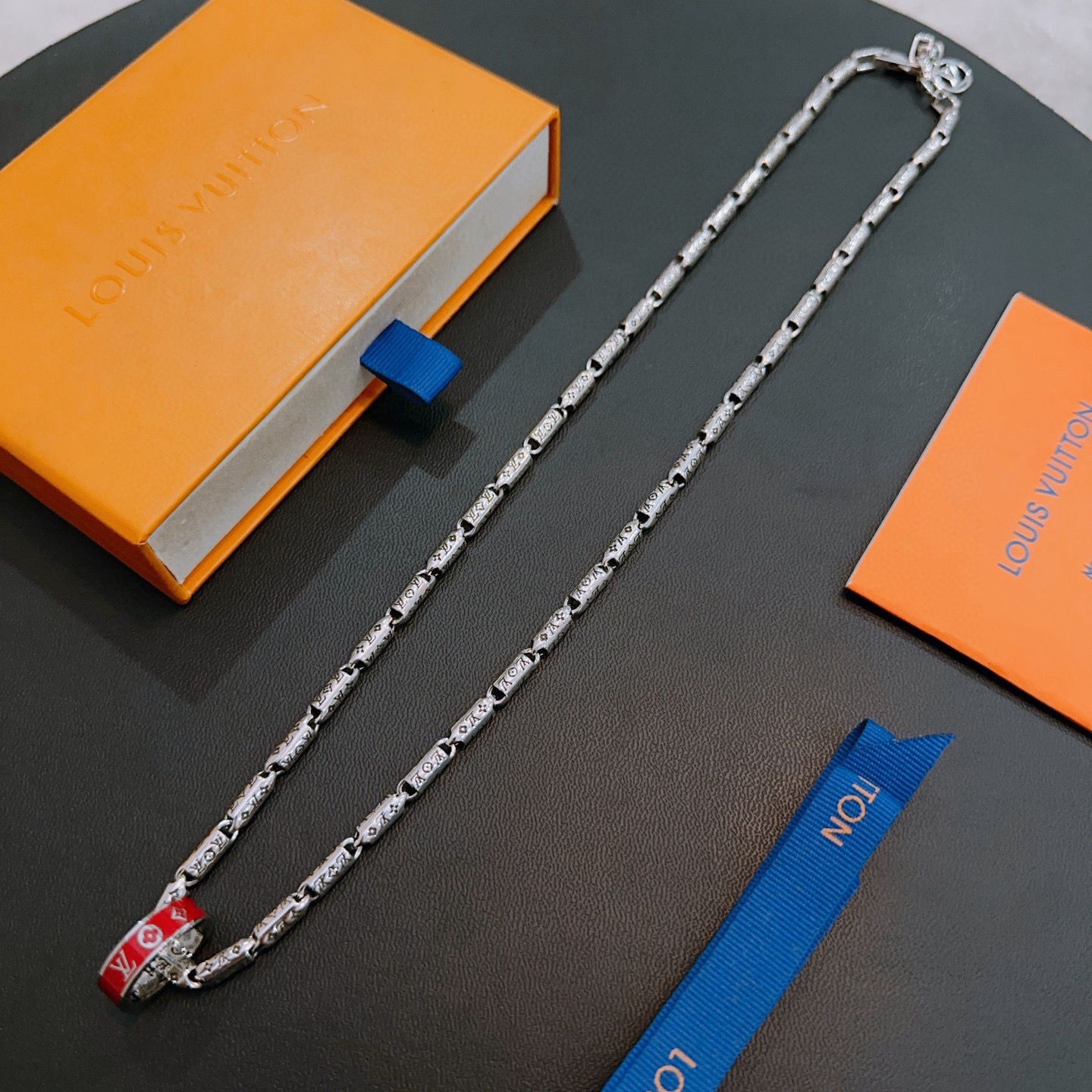 ❤️180包邮/原单代购级别
LV路易威登项链🇷🇼原单货🇷🇼专柜新款开模复古潮流时尚必备 男女均可佩戴 情侣款同款 摇滚朋克泰银风格 复古元素 潮流百搭 官网同款项链最新款链条档次更高明星经典款项链系列复古银项链
链长60厘米可改长度
细节对版做旧处理 非市面亮面版型 
这款一直在出 LV里面热卖款 非常好搭配潮流衣服👔🥿