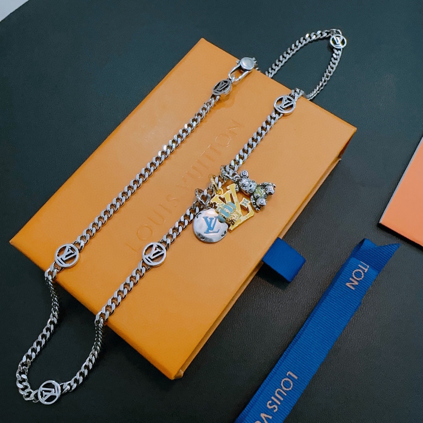 ❤️180包邮/原单代购级别
LV路易威登项链🇷🇼原单货🇷🇼专柜新款开模复古潮流时尚必备 男女均可佩戴 情侣款同款 摇滚朋克泰银风格 复古元素 潮流百搭 官网同款项链最新款链条档次更高明星经典款项链系列复古银项链
链长60厘米可改长度
细节对版做旧处理 非市面亮面版型 
这款一直在出 LV里面热卖款 非常好搭配潮流衣服👔🥿