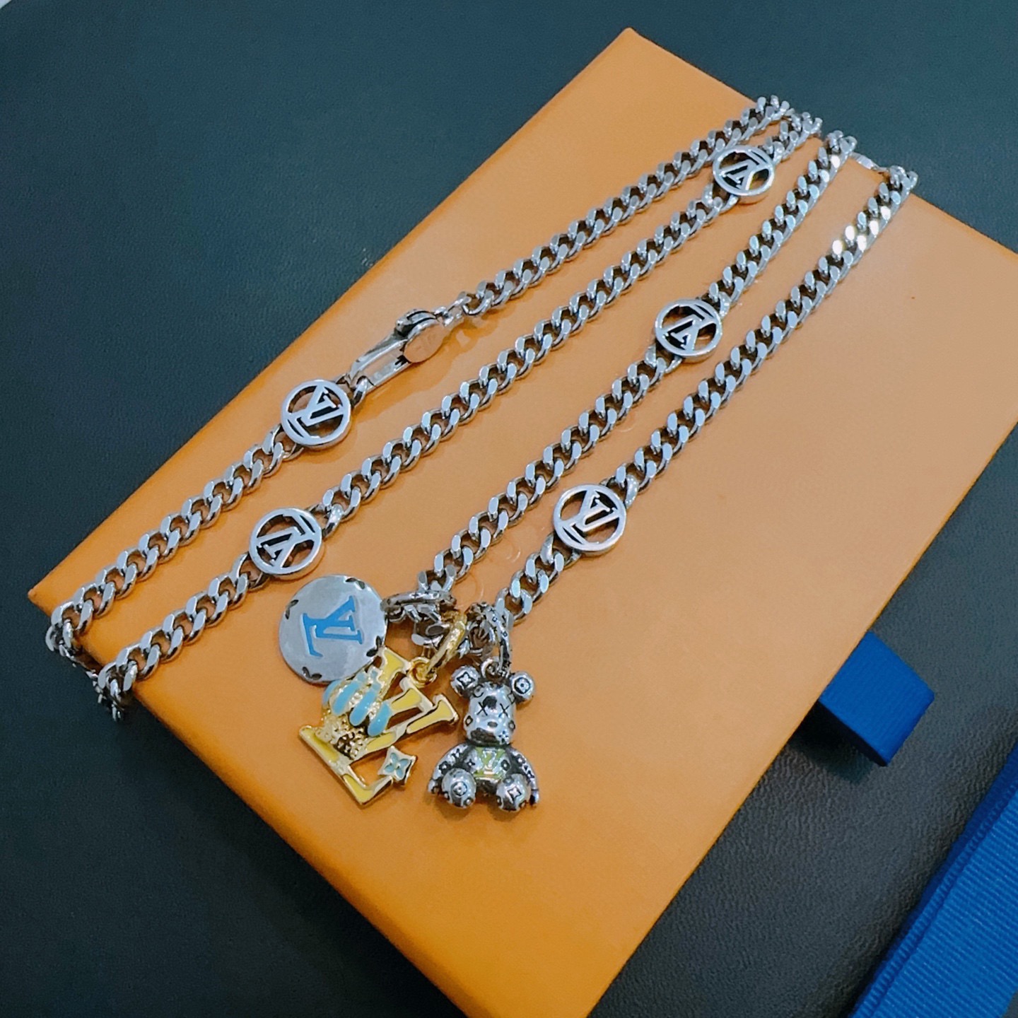 ❤️180包邮/原单代购级别
LV路易威登项链🇷🇼原单货🇷🇼专柜新款开模复古潮流时尚必备 男女均可佩戴 情侣款同款 摇滚朋克泰银风格 复古元素 潮流百搭 官网同款项链最新款链条档次更高明星经典款项链系列复古银项链
链长60厘米可改长度
细节对版做旧处理 非市面亮面版型 
这款一直在出 LV里面热卖款 非常好搭配潮流衣服👔🥿