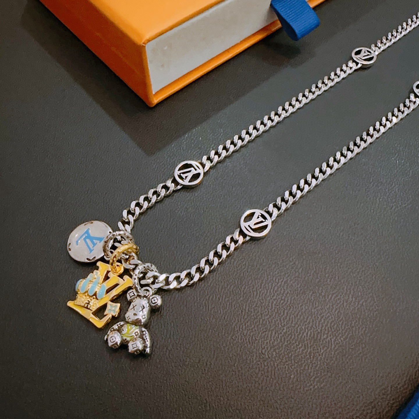 ❤️180包邮/原单代购级别
LV路易威登项链🇷🇼原单货🇷🇼专柜新款开模复古潮流时尚必备 男女均可佩戴 情侣款同款 摇滚朋克泰银风格 复古元素 潮流百搭 官网同款项链最新款链条档次更高明星经典款项链系列复古银项链
链长60厘米可改长度
细节对版做旧处理 非市面亮面版型 
这款一直在出 LV里面热卖款 非常好搭配潮流衣服👔🥿