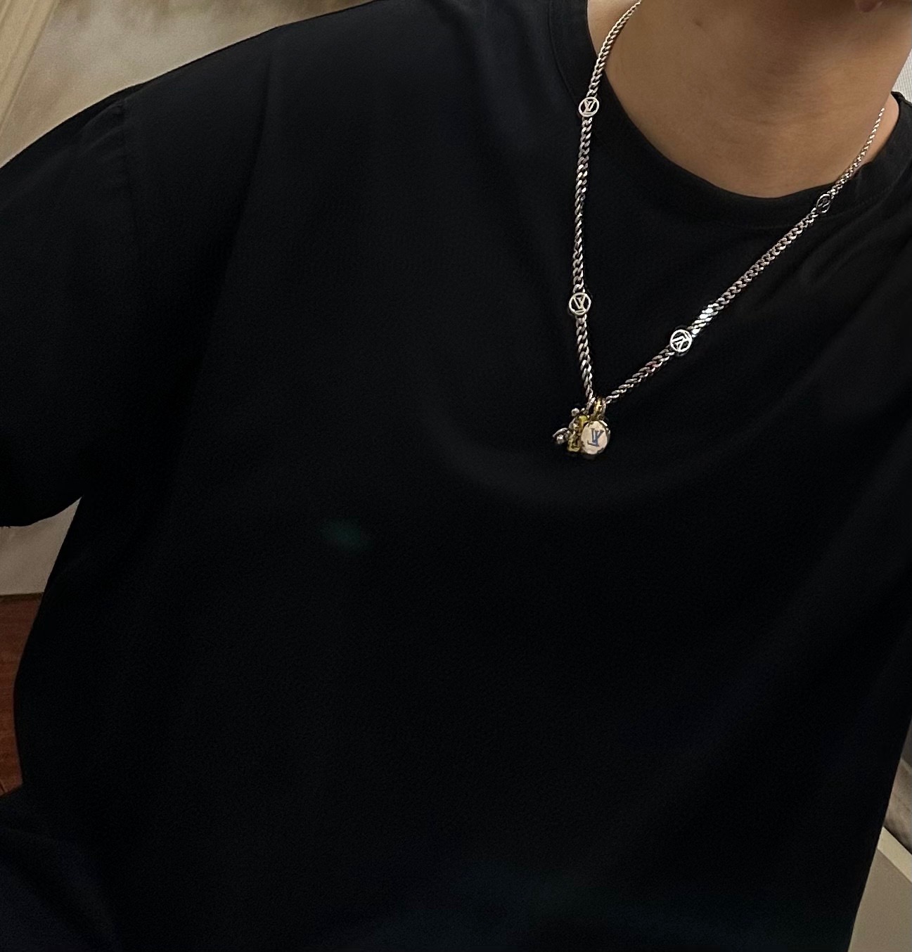 ❤️180包邮/原单代购级别
LV路易威登项链🇷🇼原单货🇷🇼专柜新款开模复古潮流时尚必备 男女均可佩戴 情侣款同款 摇滚朋克泰银风格 复古元素 潮流百搭 官网同款项链最新款链条档次更高明星经典款项链系列复古银项链
链长60厘米可改长度
细节对版做旧处理 非市面亮面版型 
这款一直在出 LV里面热卖款 非常好搭配潮流衣服👔🥿