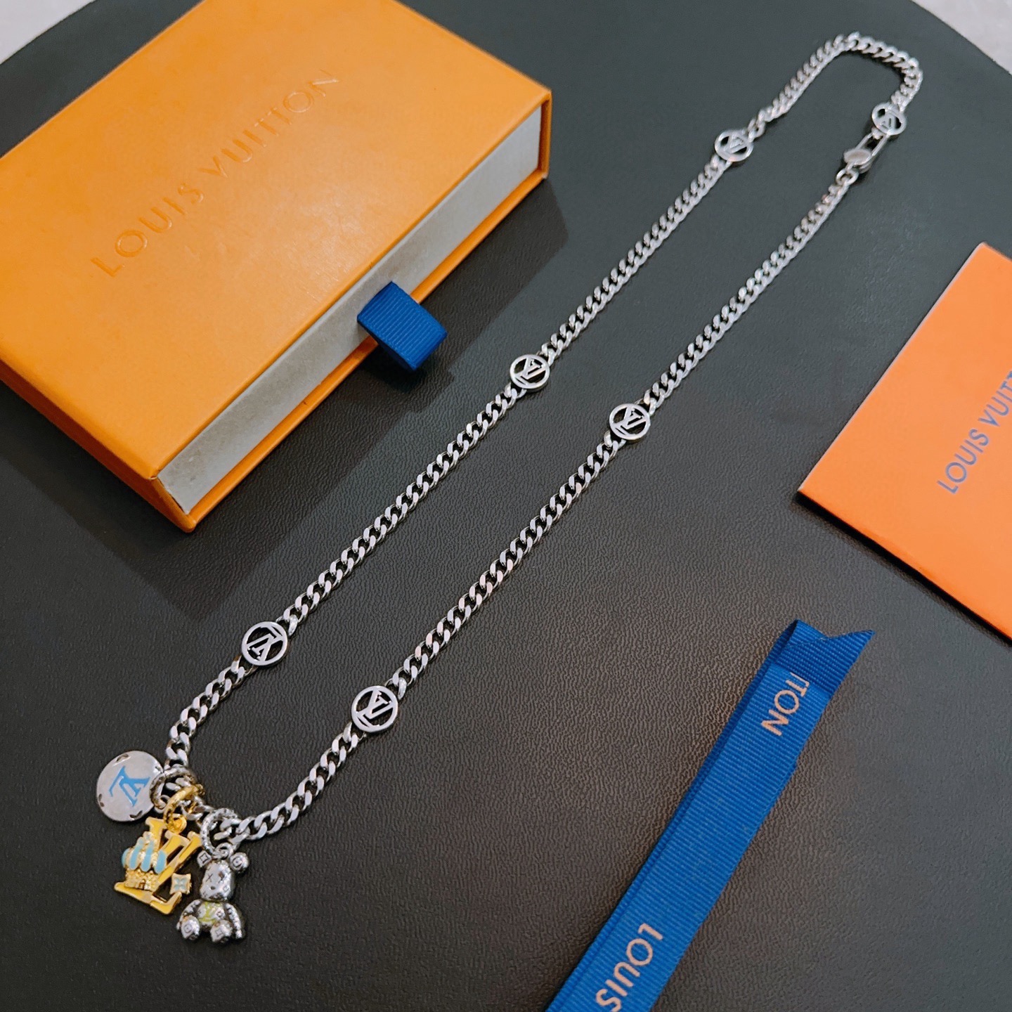 ❤️180包邮/原单代购级别
LV路易威登项链🇷🇼原单货🇷🇼专柜新款开模复古潮流时尚必备 男女均可佩戴 情侣款同款 摇滚朋克泰银风格 复古元素 潮流百搭 官网同款项链最新款链条档次更高明星经典款项链系列复古银项链
链长60厘米可改长度
细节对版做旧处理 非市面亮面版型 
这款一直在出 LV里面热卖款 非常好搭配潮流衣服👔🥿