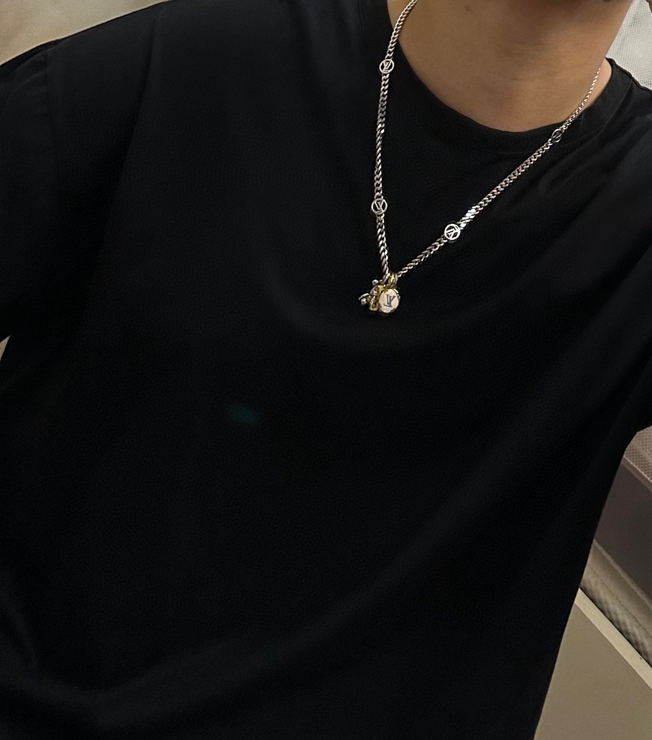 ❤️180包邮/原单代购级别
LV路易威登项链🇷🇼原单货🇷🇼专柜新款开模复古潮流时尚必备 男女均可佩戴 情侣款同款 摇滚朋克泰银风格 复古元素 潮流百搭 官网同款项链最新款链条档次更高明星经典款项链系列复古银项链
链长60厘米可改长度
细节对版做旧处理 非市面亮面版型 
这款一直在出 LV里面热卖款 非常好搭配潮流衣服👔🥿