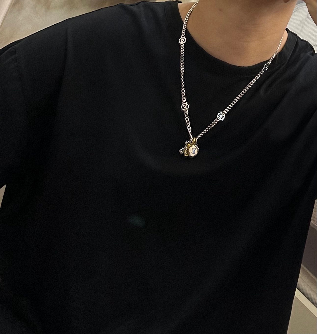 ❤️180包邮/原单代购级别
LV路易威登项链🇷🇼原单货🇷🇼专柜新款开模复古潮流时尚必备 男女均可佩戴 情侣款同款 摇滚朋克泰银风格 复古元素 潮流百搭 官网同款项链最新款链条档次更高明星经典款项链系列复古银项链
链长60厘米可改长度
细节对版做旧处理 非市面亮面版型 
这款一直在出 LV里面热卖款 非常好搭配潮流衣服👔🥿