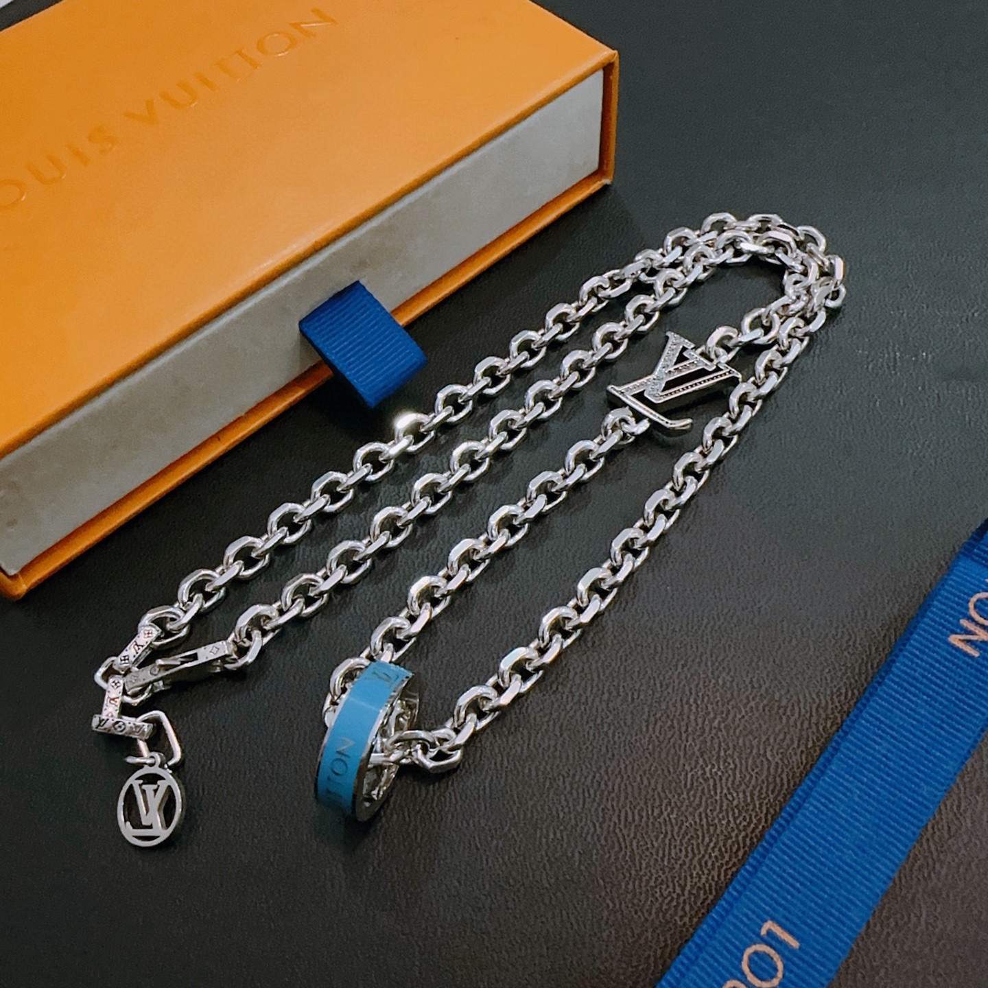 ❤️170包邮/原单代购级别
LV路易威登项链🇷🇼原单货🇷🇼专柜新款开模复古潮流时尚必备 男女均可佩戴 情侣款同款 摇滚朋克泰银风格 复古元素 潮流百搭 官网同款项链最新款链条档次更高明星经典款项链系列复古银项链
链长60厘米可改长度
细节对版做旧处理 非市面亮面版型 
这款一直在出 LV里面热卖款 非常好搭配潮流衣服👔🥿