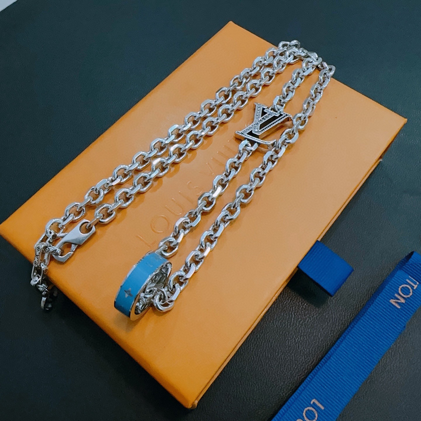 ❤️170包邮/原单代购级别
LV路易威登项链🇷🇼原单货🇷🇼专柜新款开模复古潮流时尚必备 男女均可佩戴 情侣款同款 摇滚朋克泰银风格 复古元素 潮流百搭 官网同款项链最新款链条档次更高明星经典款项链系列复古银项链
链长60厘米可改长度
细节对版做旧处理 非市面亮面版型 
这款一直在出 LV里面热卖款 非常好搭配潮流衣服👔🥿