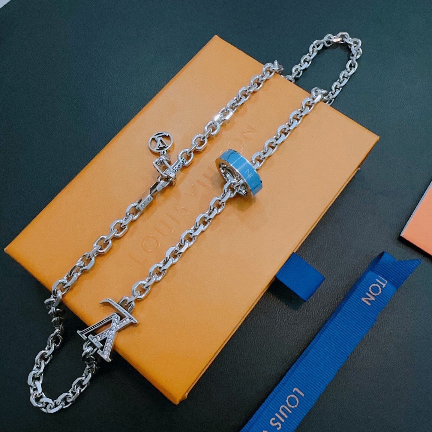 ❤️170包邮/原单代购级别
LV路易威登项链🇷🇼原单货🇷🇼专柜新款开模复古潮流时尚必备 男女均可佩戴 情侣款同款 摇滚朋克泰银风格 复古元素 潮流百搭 官网同款项链最新款链条档次更高明星经典款项链系列复古银项链
链长60厘米可改长度
细节对版做旧处理 非市面亮面版型 
这款一直在出 LV里面热卖款 非常好搭配潮流衣服👔🥿