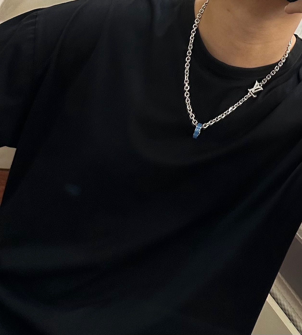 ❤️170包邮/原单代购级别
LV路易威登项链🇷🇼原单货🇷🇼专柜新款开模复古潮流时尚必备 男女均可佩戴 情侣款同款 摇滚朋克泰银风格 复古元素 潮流百搭 官网同款项链最新款链条档次更高明星经典款项链系列复古银项链
链长60厘米可改长度
细节对版做旧处理 非市面亮面版型 
这款一直在出 LV里面热卖款 非常好搭配潮流衣服👔🥿