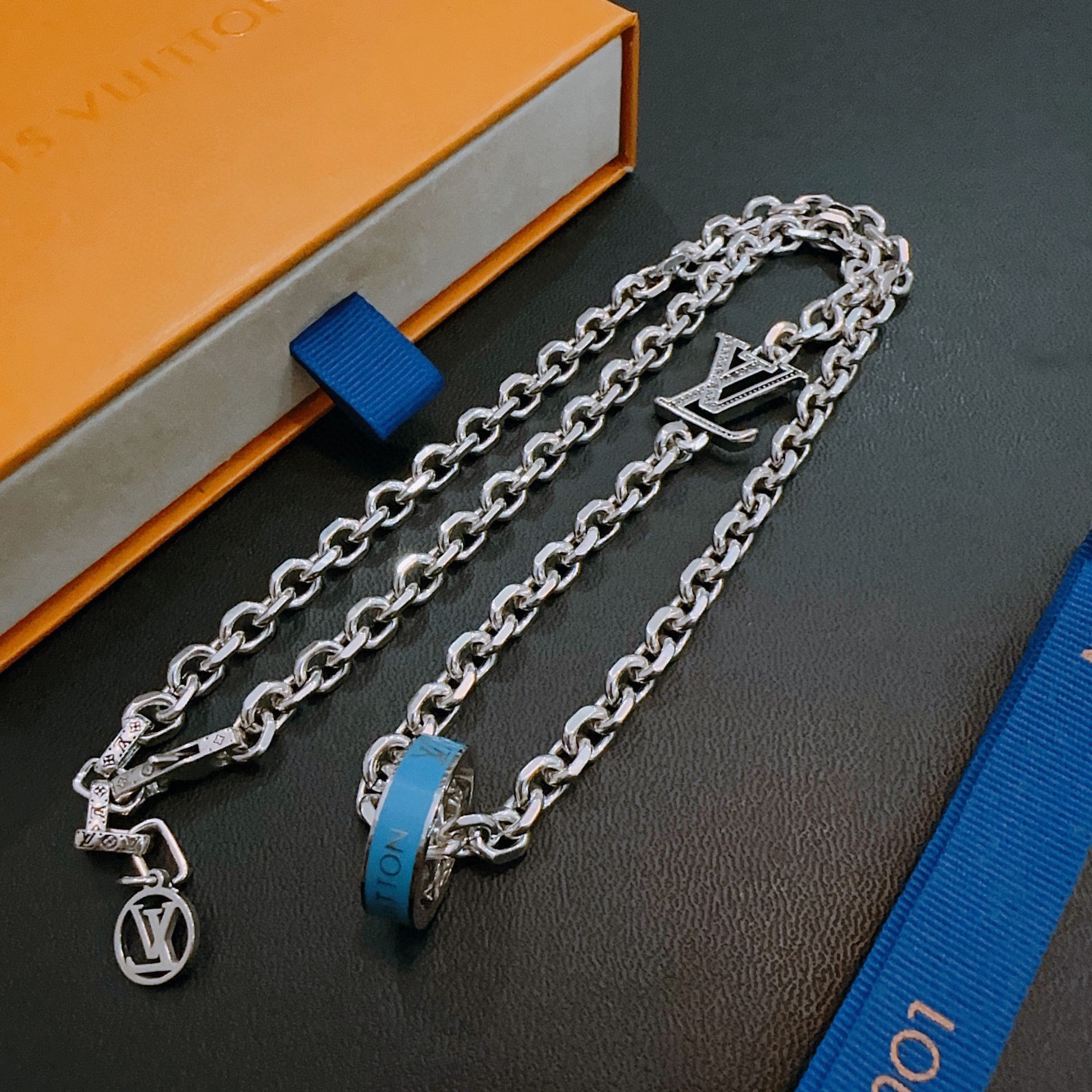 ❤️170包邮/原单代购级别
LV路易威登项链🇷🇼原单货🇷🇼专柜新款开模复古潮流时尚必备 男女均可佩戴 情侣款同款 摇滚朋克泰银风格 复古元素 潮流百搭 官网同款项链最新款链条档次更高明星经典款项链系列复古银项链
链长60厘米可改长度
细节对版做旧处理 非市面亮面版型 
这款一直在出 LV里面热卖款 非常好搭配潮流衣服👔🥿