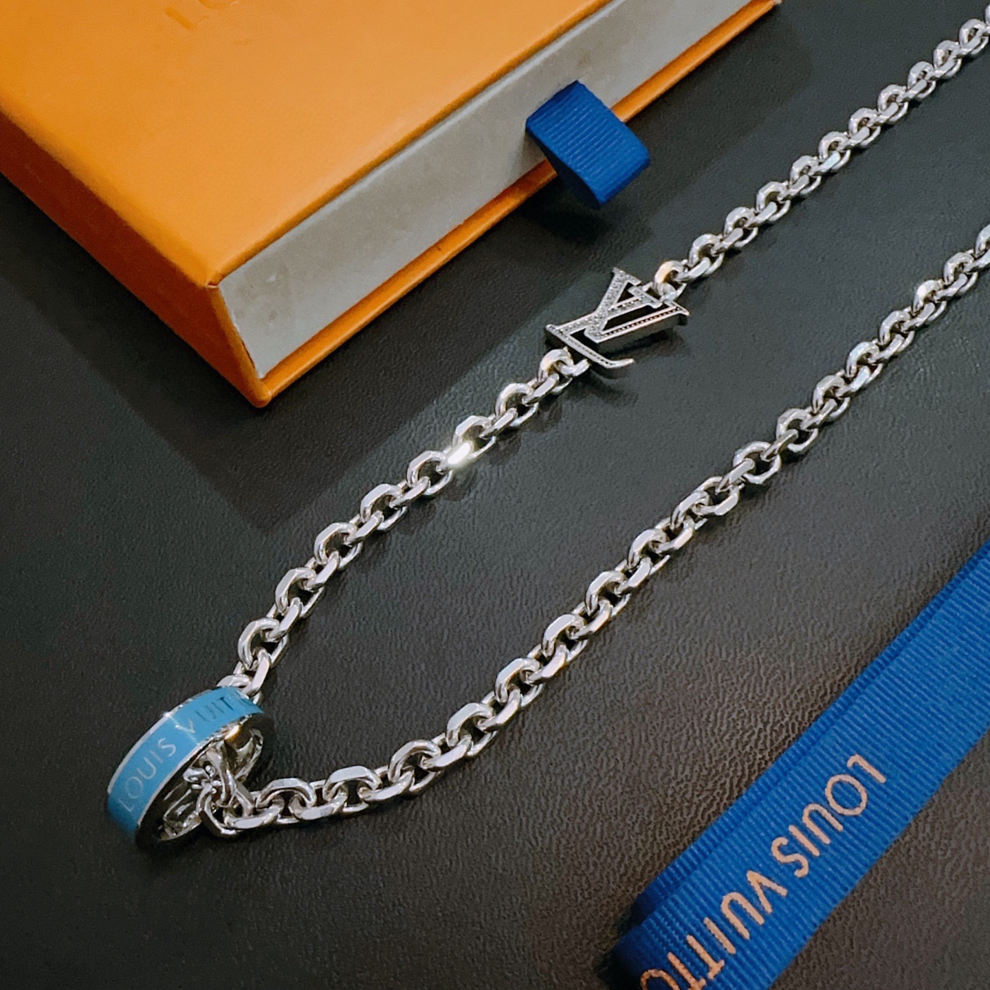 ❤️170包邮/原单代购级别
LV路易威登项链🇷🇼原单货🇷🇼专柜新款开模复古潮流时尚必备 男女均可佩戴 情侣款同款 摇滚朋克泰银风格 复古元素 潮流百搭 官网同款项链最新款链条档次更高明星经典款项链系列复古银项链
链长60厘米可改长度
细节对版做旧处理 非市面亮面版型 
这款一直在出 LV里面热卖款 非常好搭配潮流衣服👔🥿