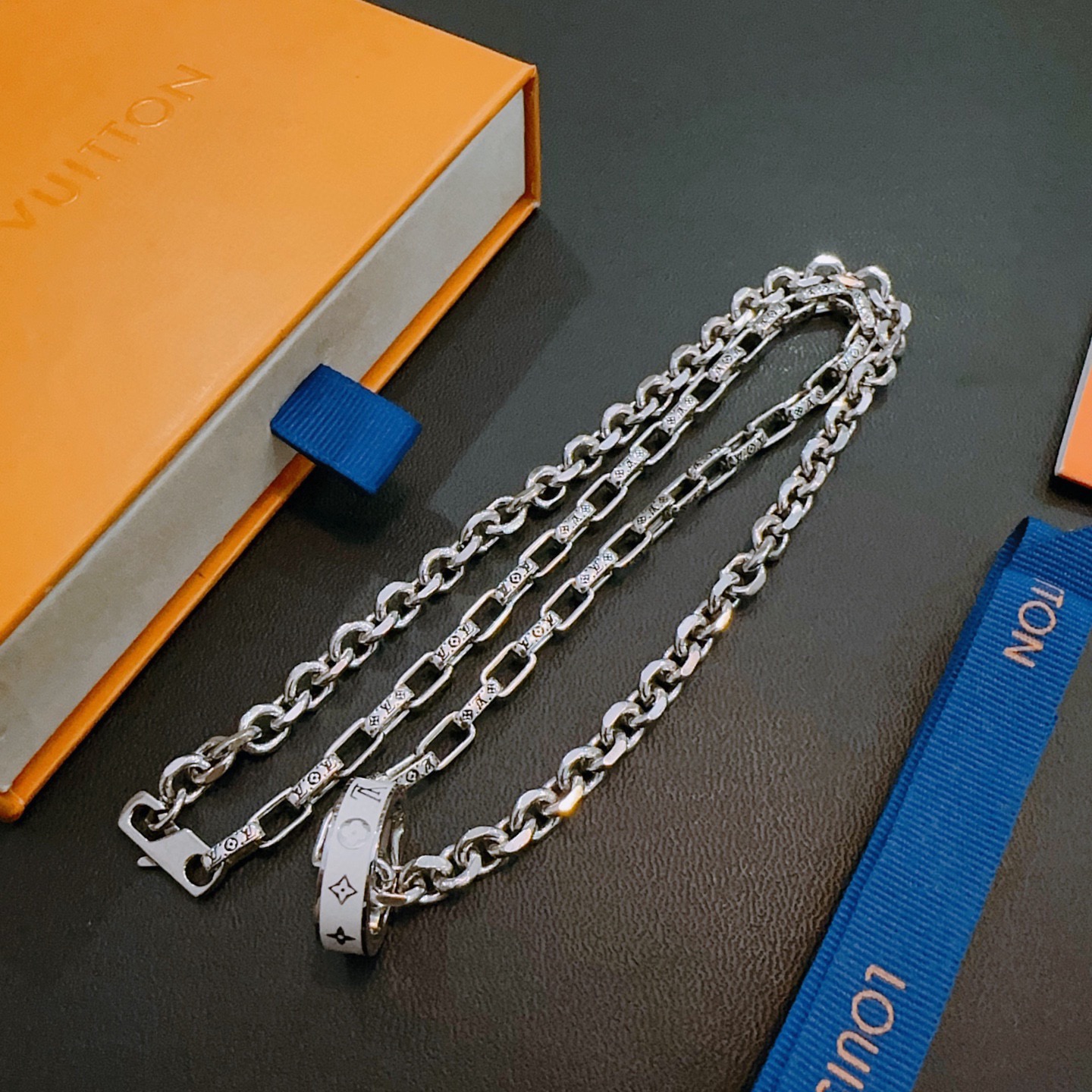 ❤️165包邮/原单代购级别
LV路易威登项链🇷🇼原单货🇷🇼专柜新款开模复古潮流时尚必备 男女均可佩戴 情侣款同款 摇滚朋克泰银风格 复古元素 潮流百搭 官网同款项链最新款链条档次更高明星经典款项链系列复古银项链
链长60厘米可改长度
细节对版做旧处理 非市面亮面版型 
这款一直在出 LV里面热卖款 非常好搭配潮流衣服👔🥿