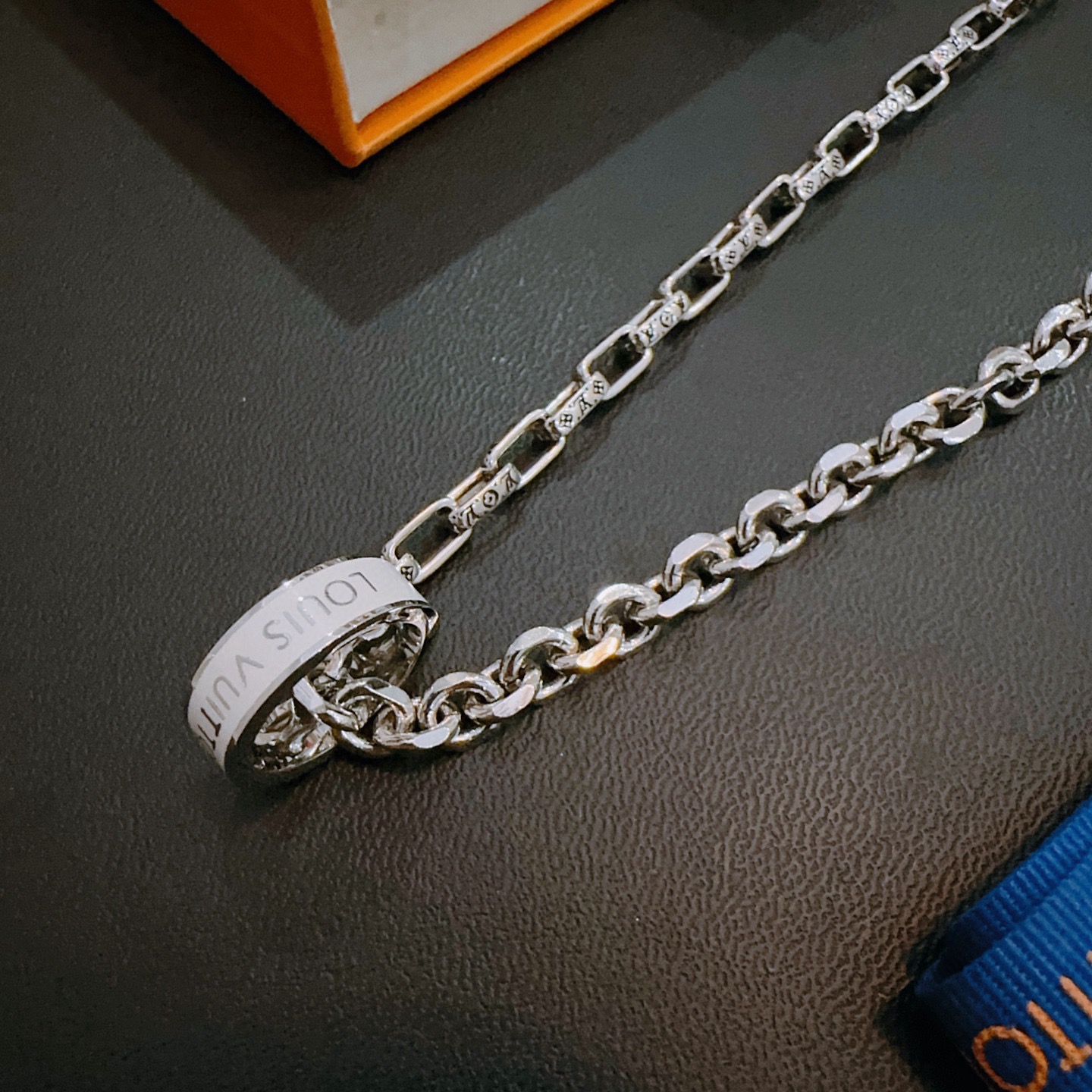 ❤️165包邮/原单代购级别
LV路易威登项链🇷🇼原单货🇷🇼专柜新款开模复古潮流时尚必备 男女均可佩戴 情侣款同款 摇滚朋克泰银风格 复古元素 潮流百搭 官网同款项链最新款链条档次更高明星经典款项链系列复古银项链
链长60厘米可改长度
细节对版做旧处理 非市面亮面版型 
这款一直在出 LV里面热卖款 非常好搭配潮流衣服👔🥿