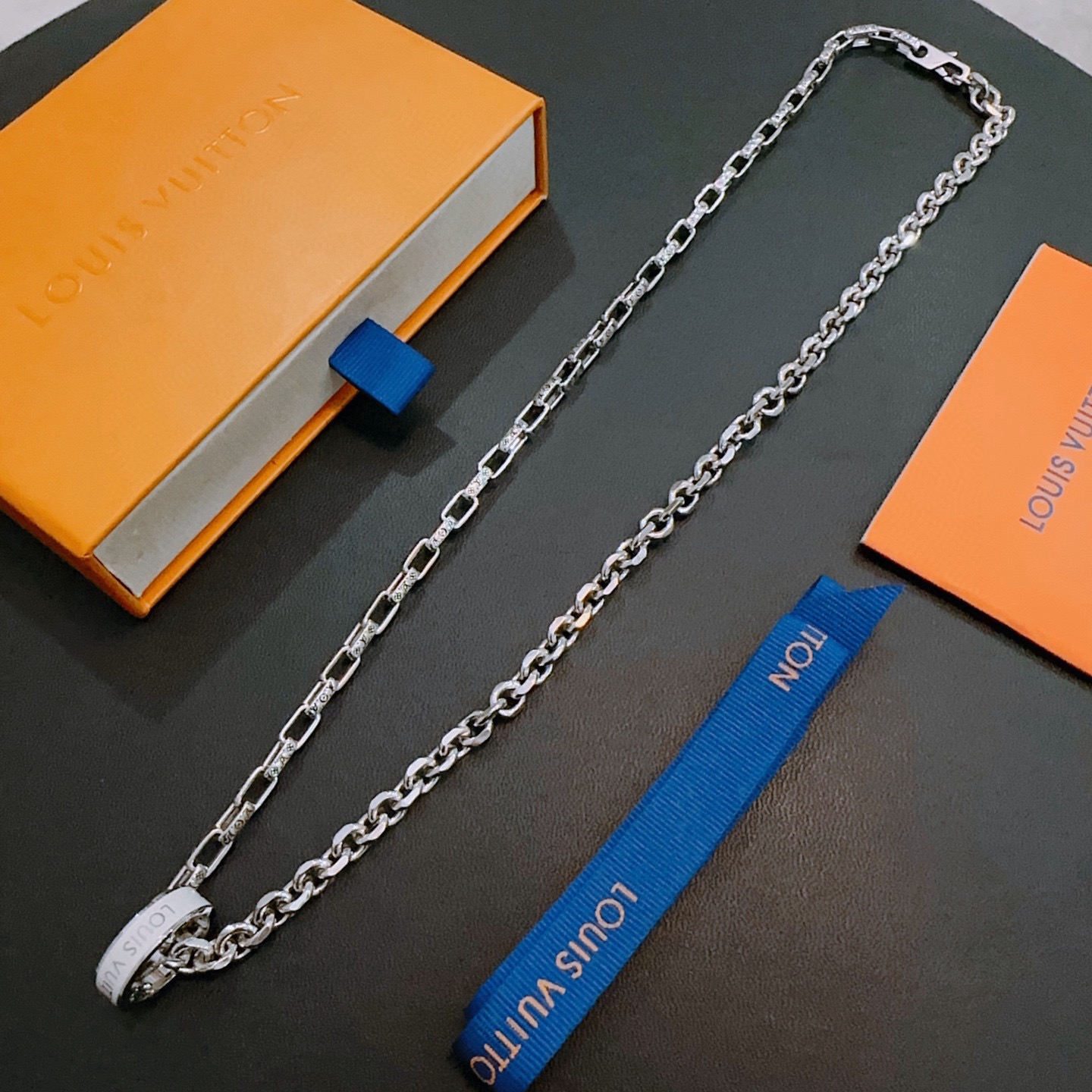 ❤️165包邮/原单代购级别
LV路易威登项链🇷🇼原单货🇷🇼专柜新款开模复古潮流时尚必备 男女均可佩戴 情侣款同款 摇滚朋克泰银风格 复古元素 潮流百搭 官网同款项链最新款链条档次更高明星经典款项链系列复古银项链
链长60厘米可改长度
细节对版做旧处理 非市面亮面版型 
这款一直在出 LV里面热卖款 非常好搭配潮流衣服👔🥿