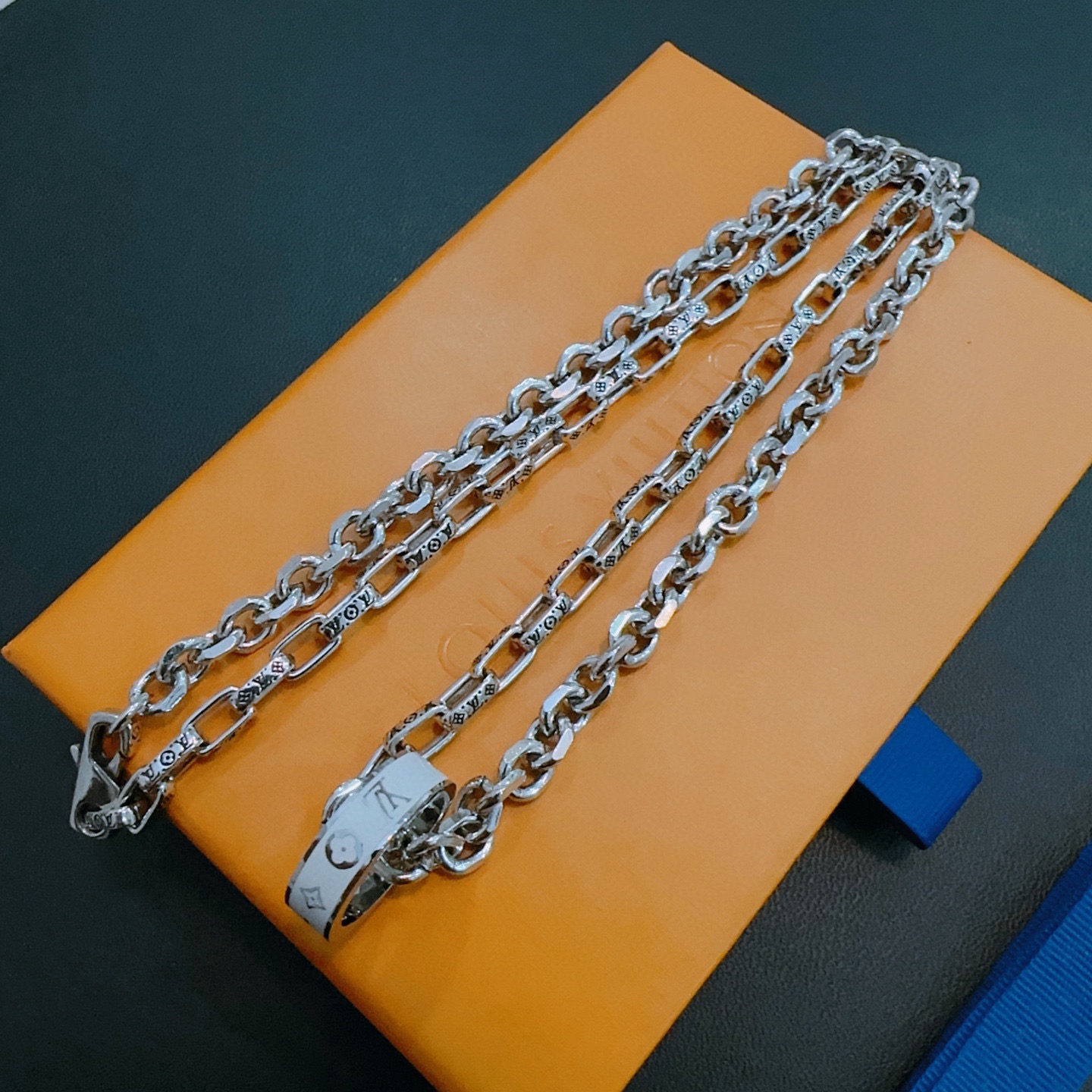 ❤️165包邮/原单代购级别
LV路易威登项链🇷🇼原单货🇷🇼专柜新款开模复古潮流时尚必备 男女均可佩戴 情侣款同款 摇滚朋克泰银风格 复古元素 潮流百搭 官网同款项链最新款链条档次更高明星经典款项链系列复古银项链
链长60厘米可改长度
细节对版做旧处理 非市面亮面版型 
这款一直在出 LV里面热卖款 非常好搭配潮流衣服👔🥿