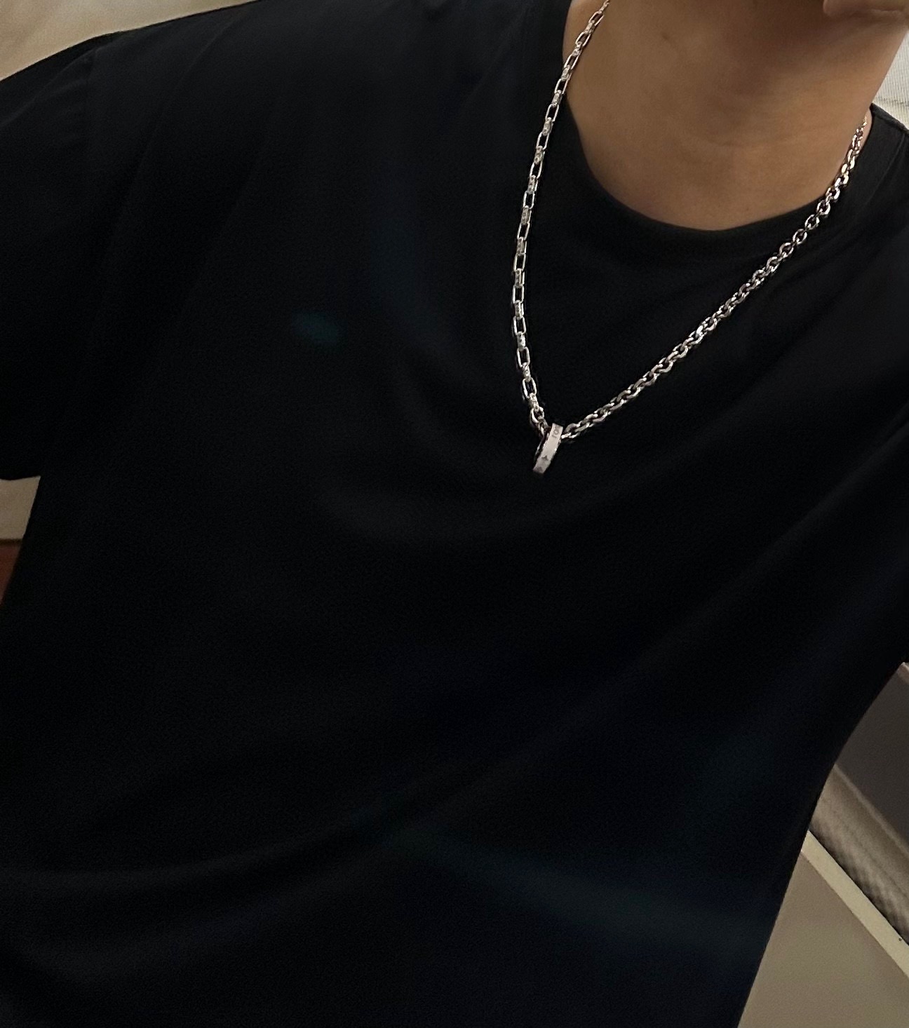 ❤️165包邮/原单代购级别
LV路易威登项链🇷🇼原单货🇷🇼专柜新款开模复古潮流时尚必备 男女均可佩戴 情侣款同款 摇滚朋克泰银风格 复古元素 潮流百搭 官网同款项链最新款链条档次更高明星经典款项链系列复古银项链
链长60厘米可改长度
细节对版做旧处理 非市面亮面版型 
这款一直在出 LV里面热卖款 非常好搭配潮流衣服👔🥿