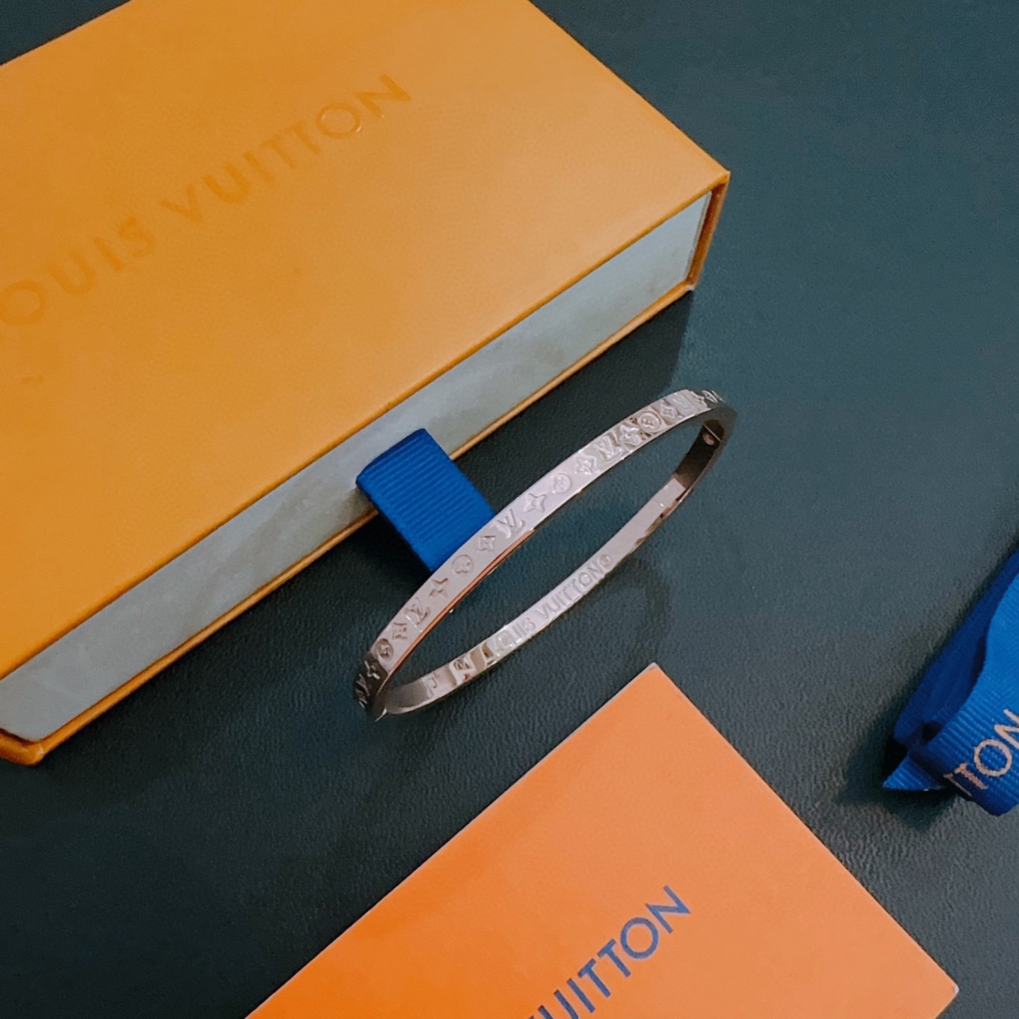 ❤️120包邮/原单代购级别
LV手链手镯 🇷🇼新款开模潮流时尚必备 男女均可佩戴 情侣款同款  潮流百搭 官网同款最新款