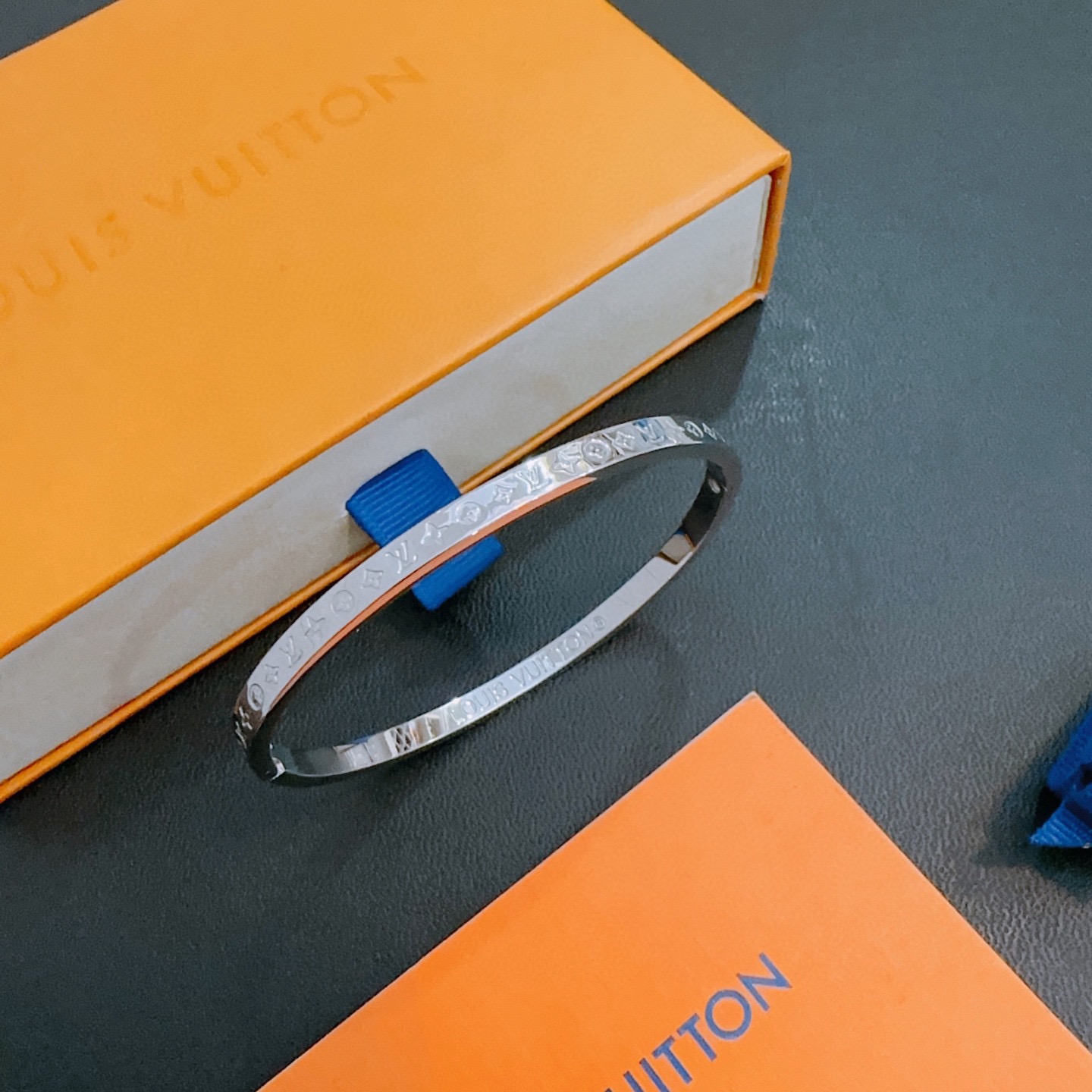 ❤️120包邮/原单代购级别
LV手链手镯 🇷🇼新款开模潮流时尚必备 男女均可佩戴 情侣款同款  潮流百搭 官网同款最新款