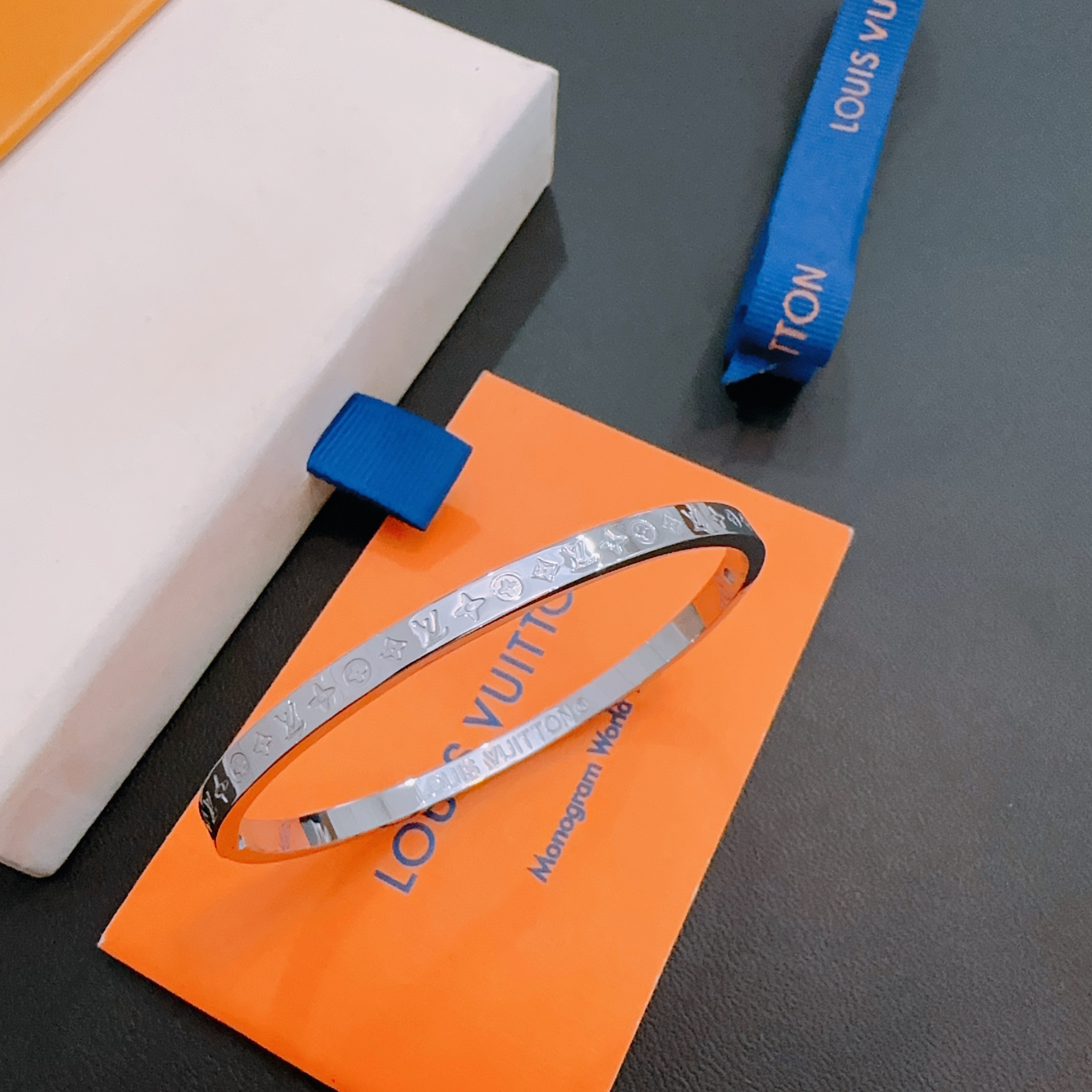 ❤️120包邮/原单代购级别
LV手链手镯 🇷🇼新款开模潮流时尚必备 男女均可佩戴 情侣款同款  潮流百搭 官网同款最新款