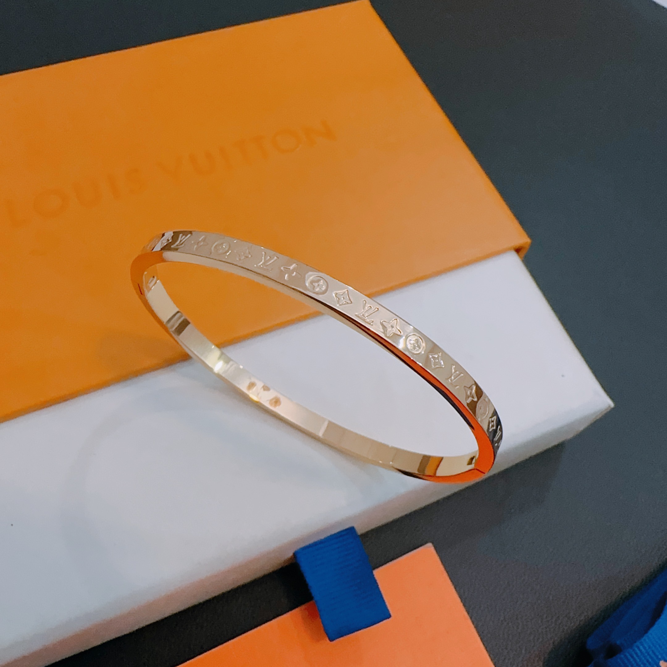 ❤️120包邮/原单代购级别
LV手链手镯 🇷🇼新款开模潮流时尚必备 男女均可佩戴 情侣款同款  潮流百搭 官网同款最新款