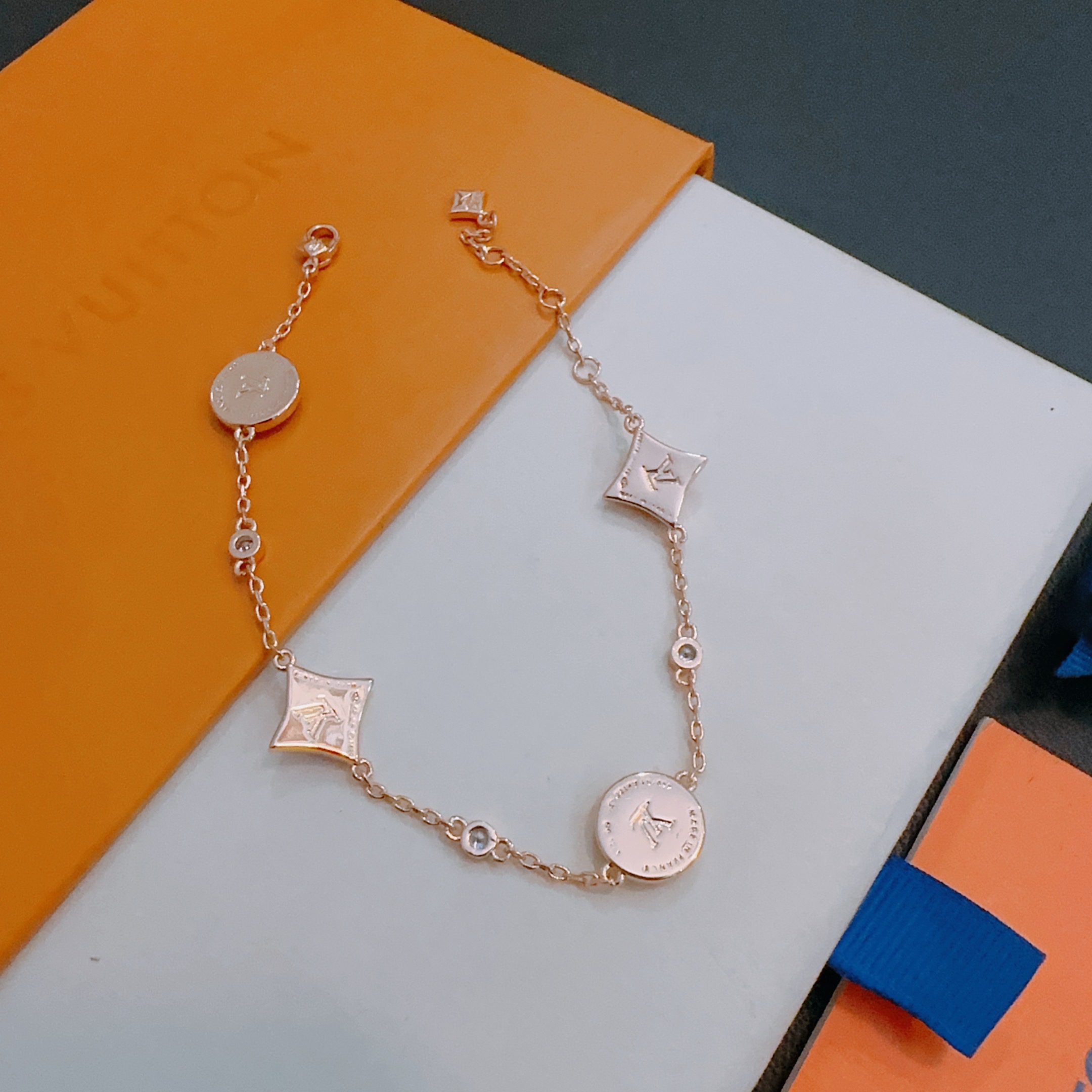 ❤️130包邮/原单代购级别
路易威登LV手链V金材质系列 品相完美，细节无敌，那种独特的色泽完全无可挑剔，再缀以经典指环外形设计，简约之余却又优雅夺目，V金纯手工的组合更显气色，上手雅致动人。男女同款 