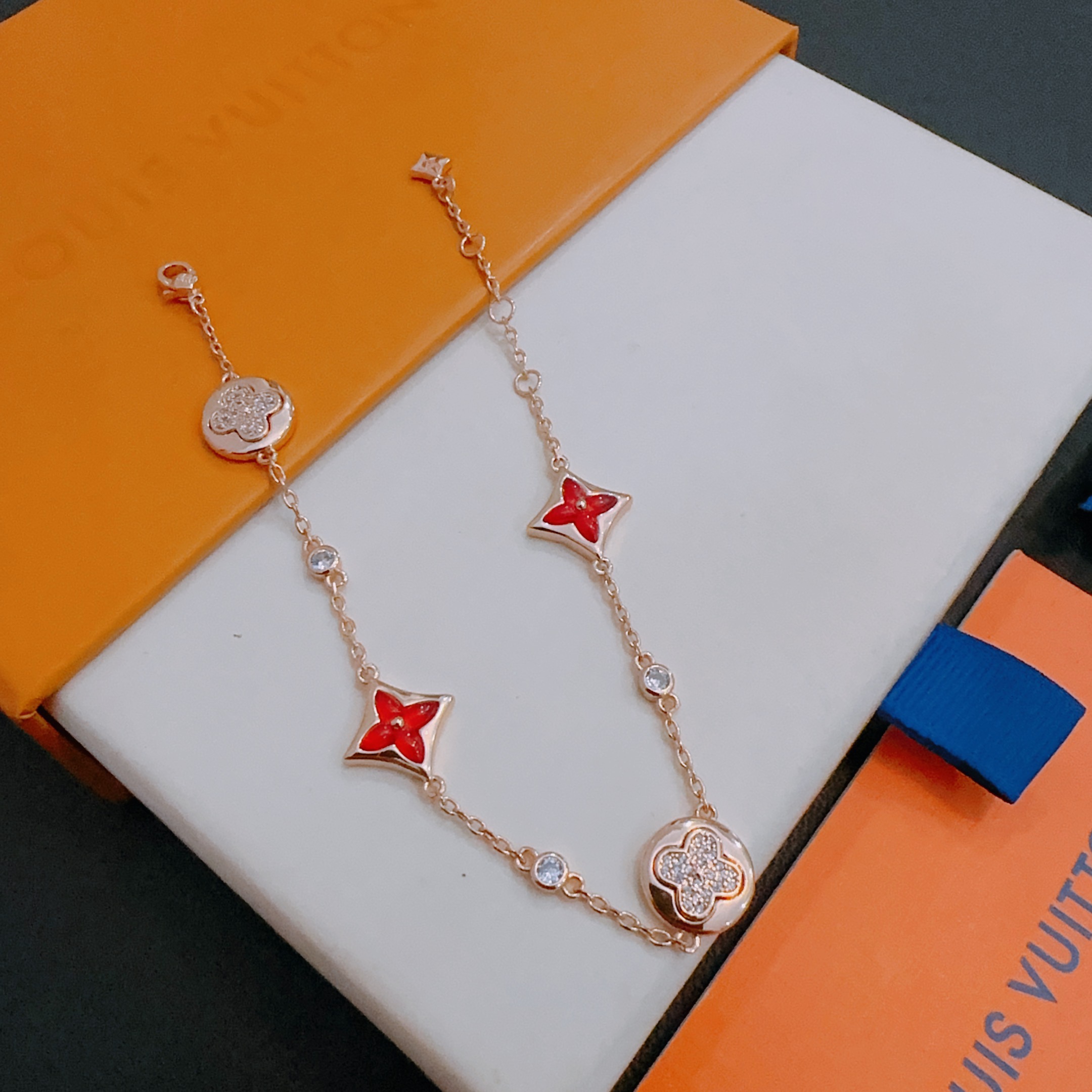 ❤️130包邮/原单代购级别
路易威登LV手链V金材质系列 品相完美，细节无敌，那种独特的色泽完全无可挑剔，再缀以经典指环外形设计，简约之余却又优雅夺目，V金纯手工的组合更显气色，上手雅致动人。男女同款 