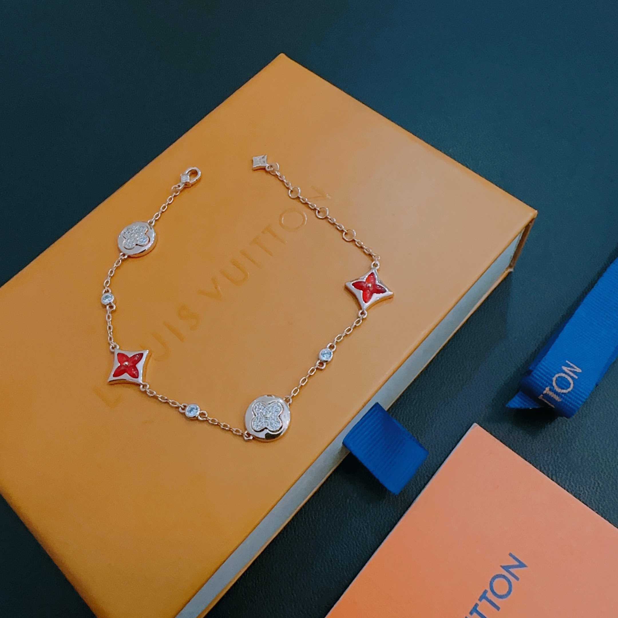 ❤️130包邮/原单代购级别
路易威登LV手链V金材质系列 品相完美，细节无敌，那种独特的色泽完全无可挑剔，再缀以经典指环外形设计，简约之余却又优雅夺目，V金纯手工的组合更显气色，上手雅致动人。男女同款 