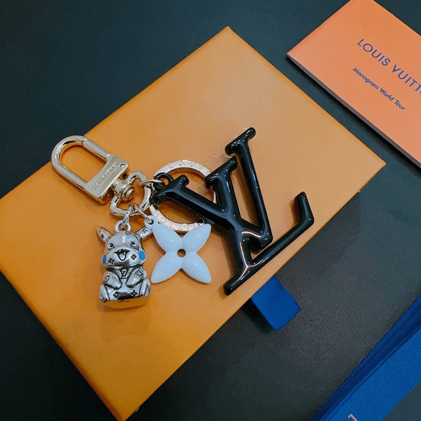 ❤️130包邮/原单代购级别
新品发布LV钥匙扣 lv包包扣 最新款包包挂饰档次更高明星同款Anger Forest系列经典款联名设计理念钥匙扣系列
细节对版做旧处理 非市面亮面版型 
这款一直在出 lv里面热卖款 非常好搭配潮流背包👔🥿