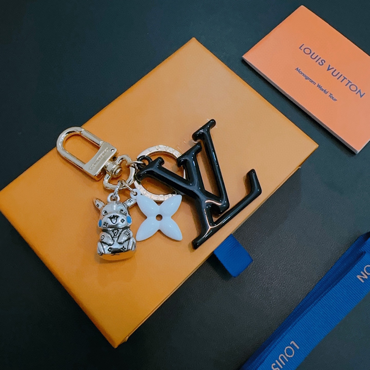 ❤️130包邮/原单代购级别
新品发布LV钥匙扣 lv包包扣 最新款包包挂饰档次更高明星同款Anger Forest系列经典款联名设计理念钥匙扣系列
细节对版做旧处理 非市面亮面版型 
这款一直在出 lv里面热卖款 非常好搭配潮流背包👔🥿