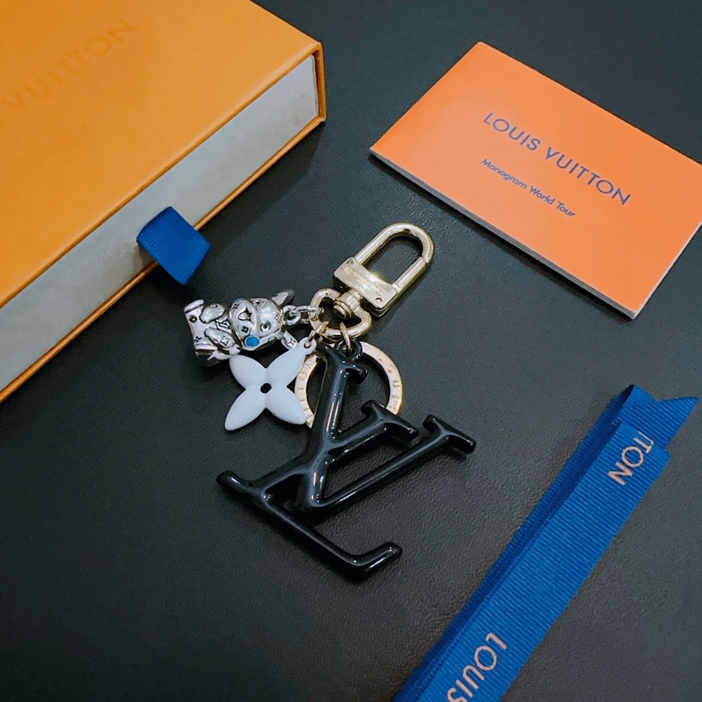 ❤️130包邮/原单代购级别
新品发布LV钥匙扣 lv包包扣 最新款包包挂饰档次更高明星同款Anger Forest系列经典款联名设计理念钥匙扣系列
细节对版做旧处理 非市面亮面版型 
这款一直在出 lv里面热卖款 非常好搭配潮流背包👔🥿