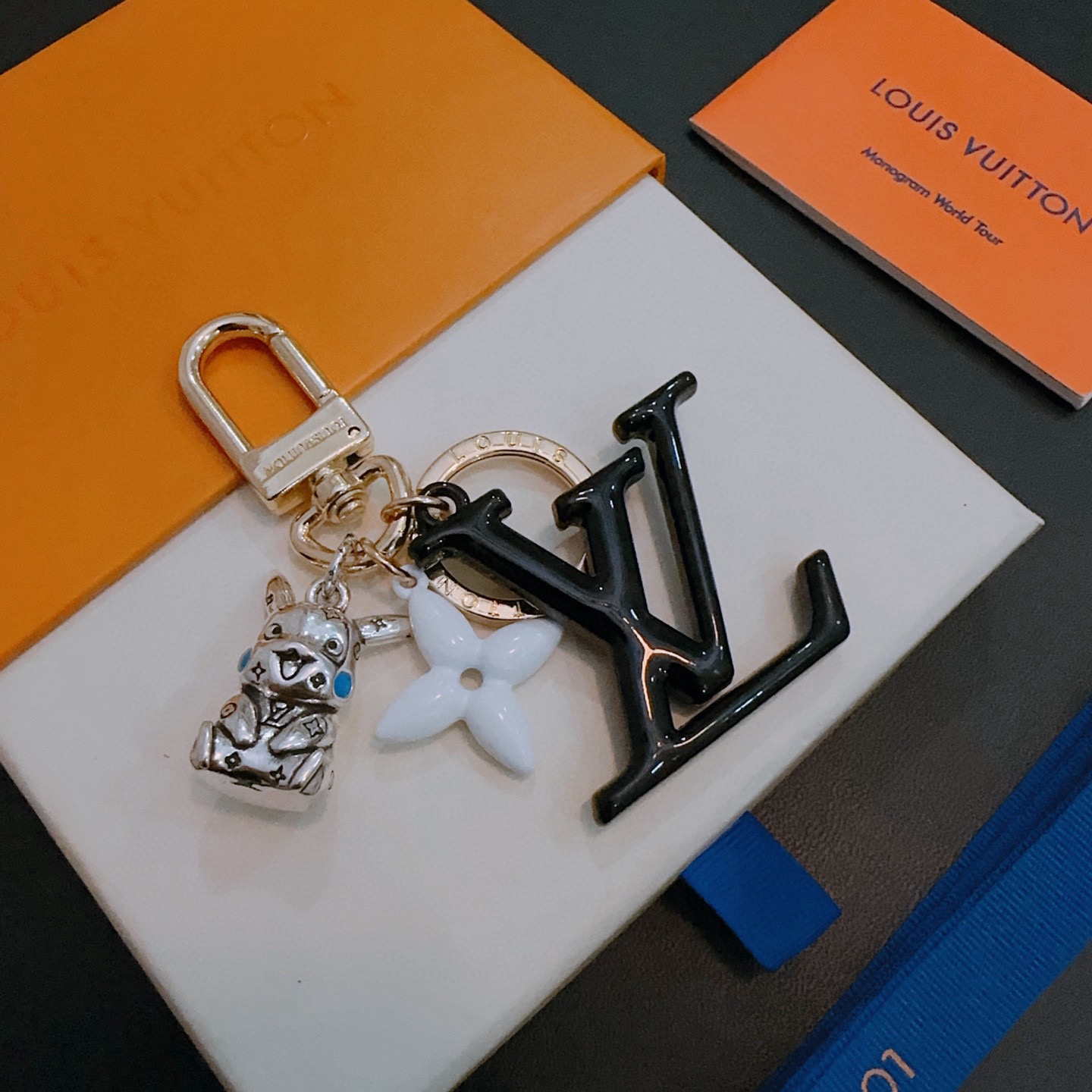 ❤️130包邮/原单代购级别
新品发布LV钥匙扣 lv包包扣 最新款包包挂饰档次更高明星同款Anger Forest系列经典款联名设计理念钥匙扣系列
细节对版做旧处理 非市面亮面版型 
这款一直在出 lv里面热卖款 非常好搭配潮流背包👔🥿