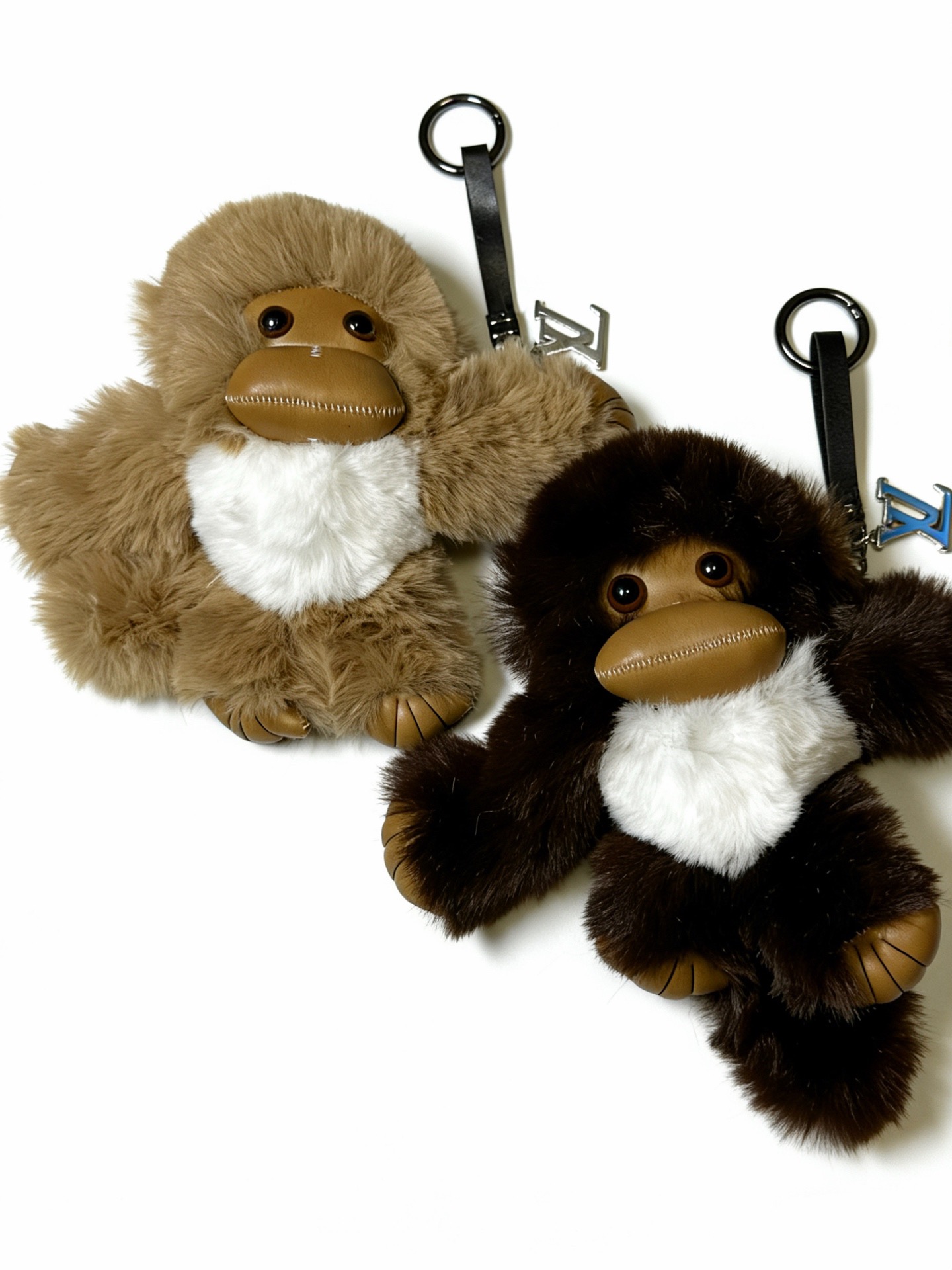 ❤️140包邮/原单代购级别
新品发布LV钥匙扣 lv包包扣 最新款包包挂饰档次更高明星同款Anger Forest系列经典款联名设计理念钥匙扣系列
细节对版做旧处理 非市面亮面版型 
这款一直在出 lv里面热卖款 非常好搭配潮流背包👔🥿