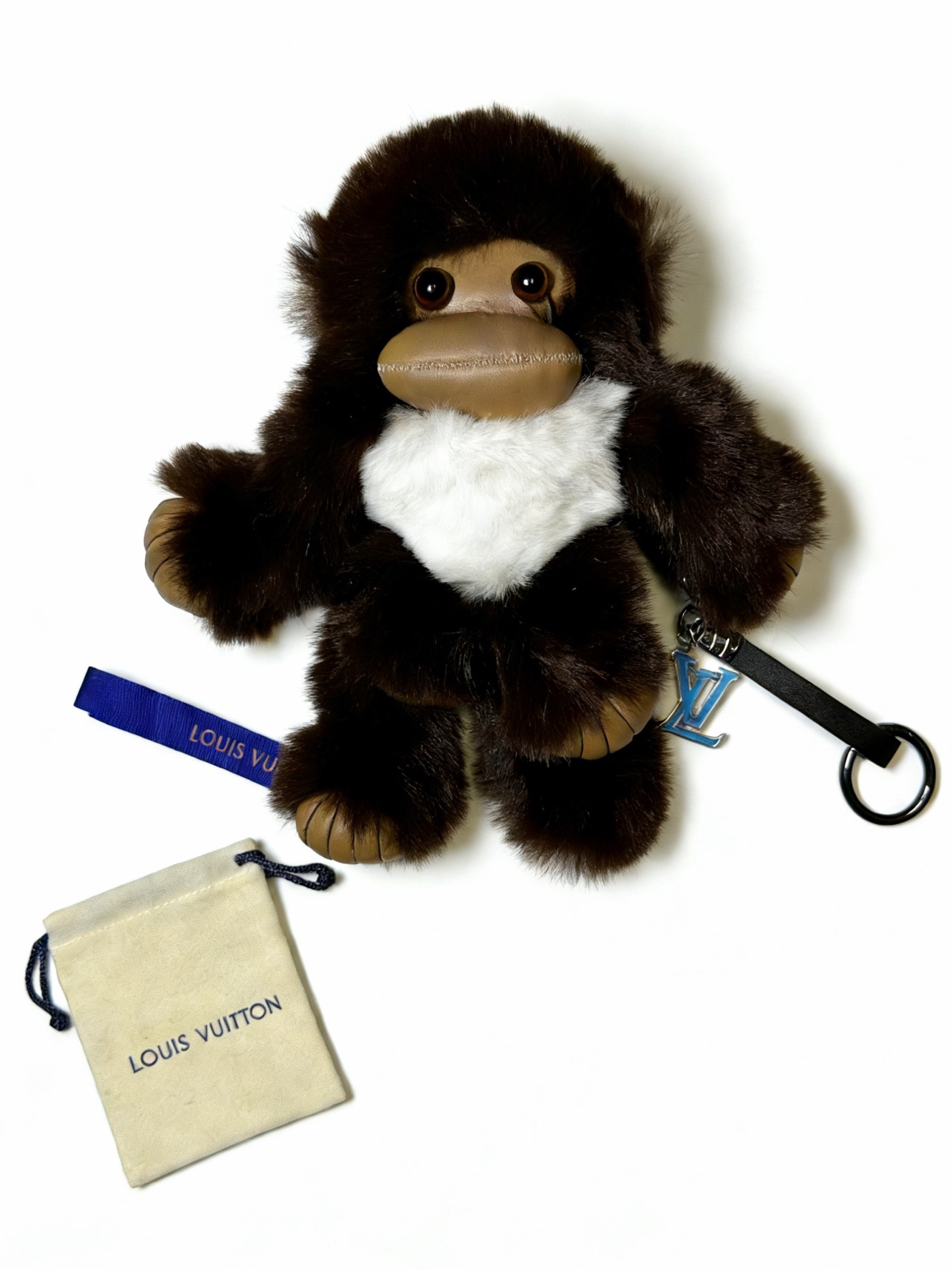 ❤️140包邮/原单代购级别
新品发布LV钥匙扣 lv包包扣 最新款包包挂饰档次更高明星同款Anger Forest系列经典款联名设计理念钥匙扣系列
细节对版做旧处理 非市面亮面版型 
这款一直在出 lv里面热卖款 非常好搭配潮流背包👔🥿