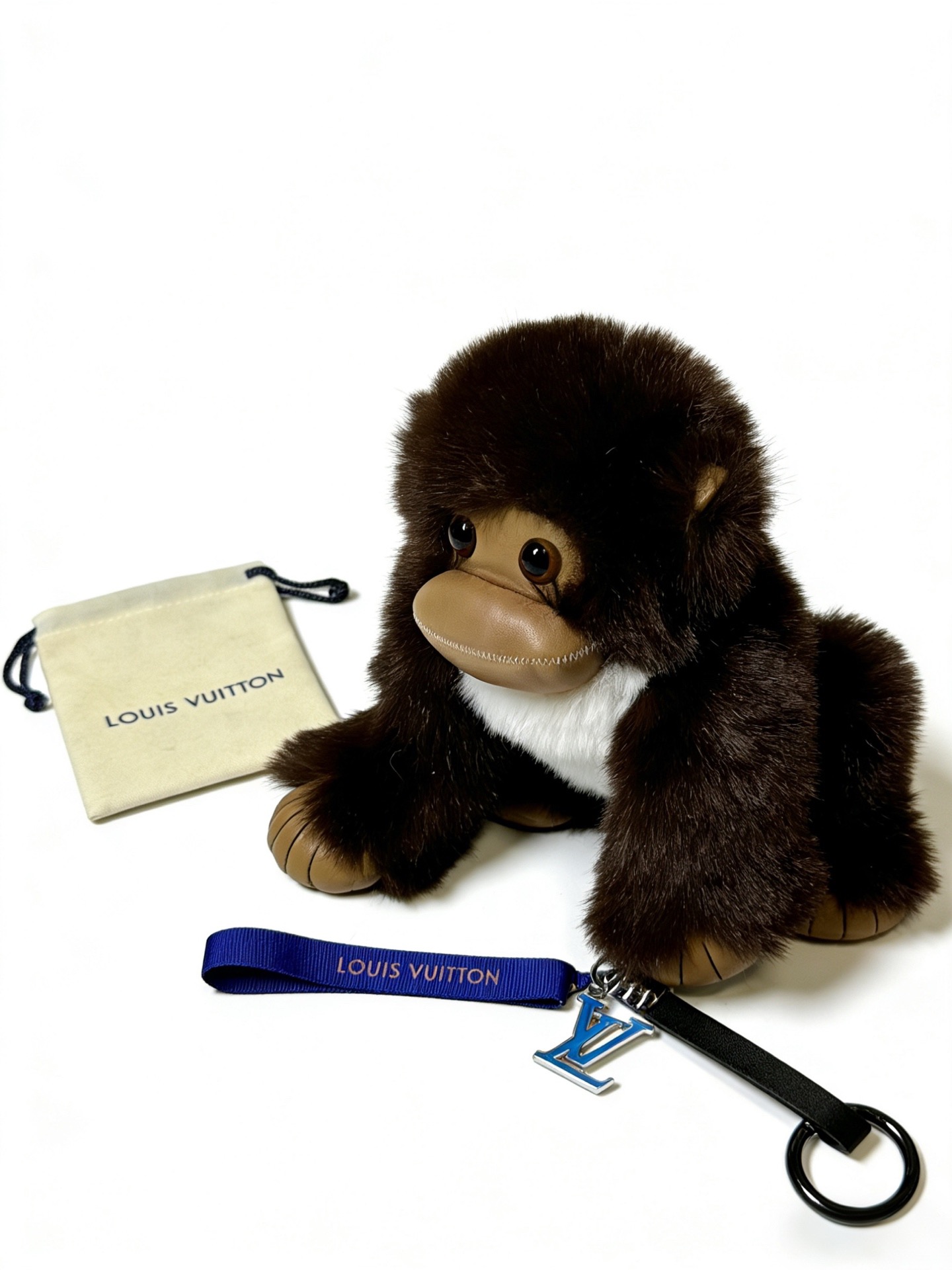 ❤️140包邮/原单代购级别
新品发布LV钥匙扣 lv包包扣 最新款包包挂饰档次更高明星同款Anger Forest系列经典款联名设计理念钥匙扣系列
细节对版做旧处理 非市面亮面版型 
这款一直在出 lv里面热卖款 非常好搭配潮流背包👔🥿