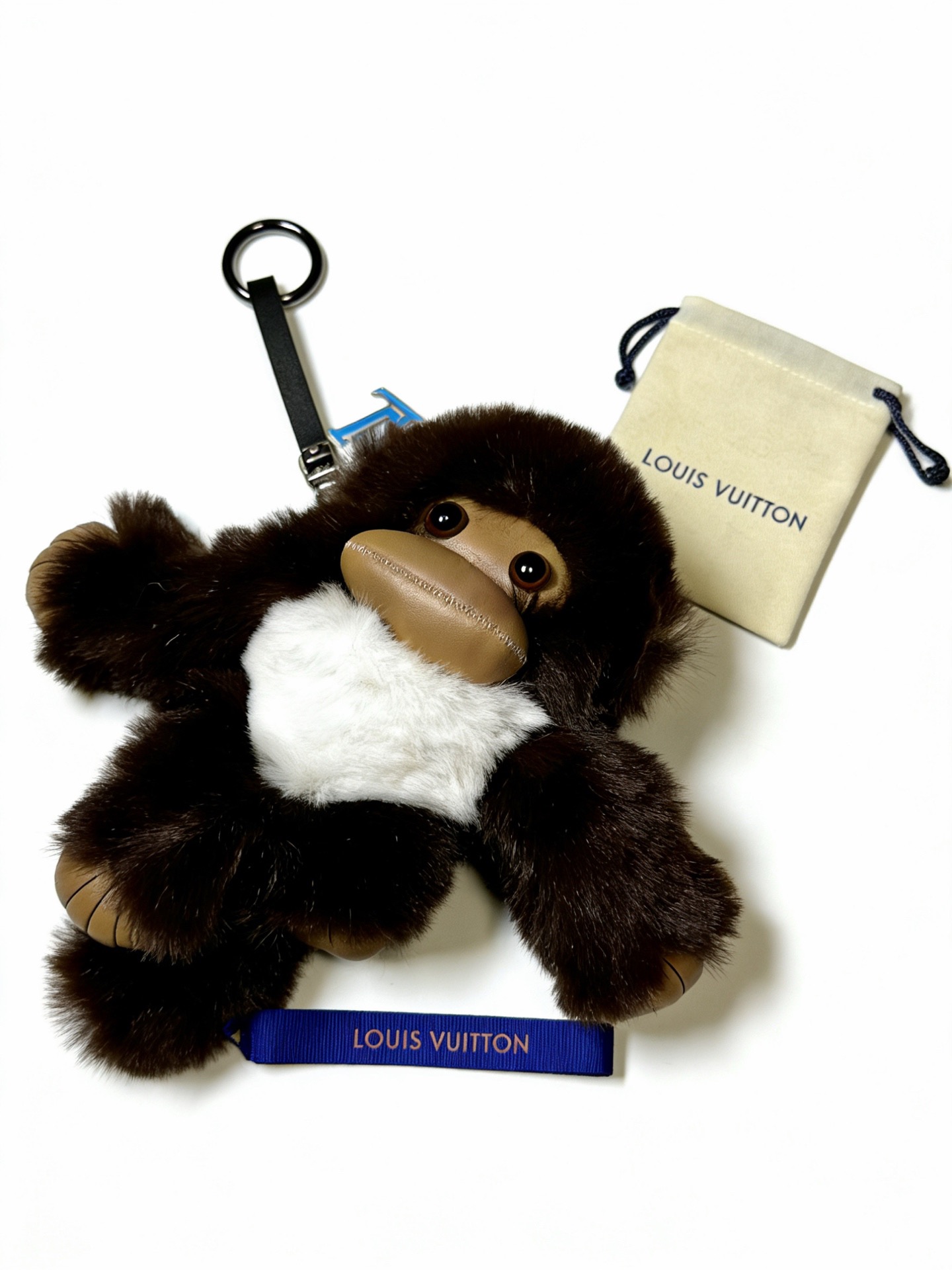 ❤️140包邮/原单代购级别
新品发布LV钥匙扣 lv包包扣 最新款包包挂饰档次更高明星同款Anger Forest系列经典款联名设计理念钥匙扣系列
细节对版做旧处理 非市面亮面版型 
这款一直在出 lv里面热卖款 非常好搭配潮流背包👔🥿