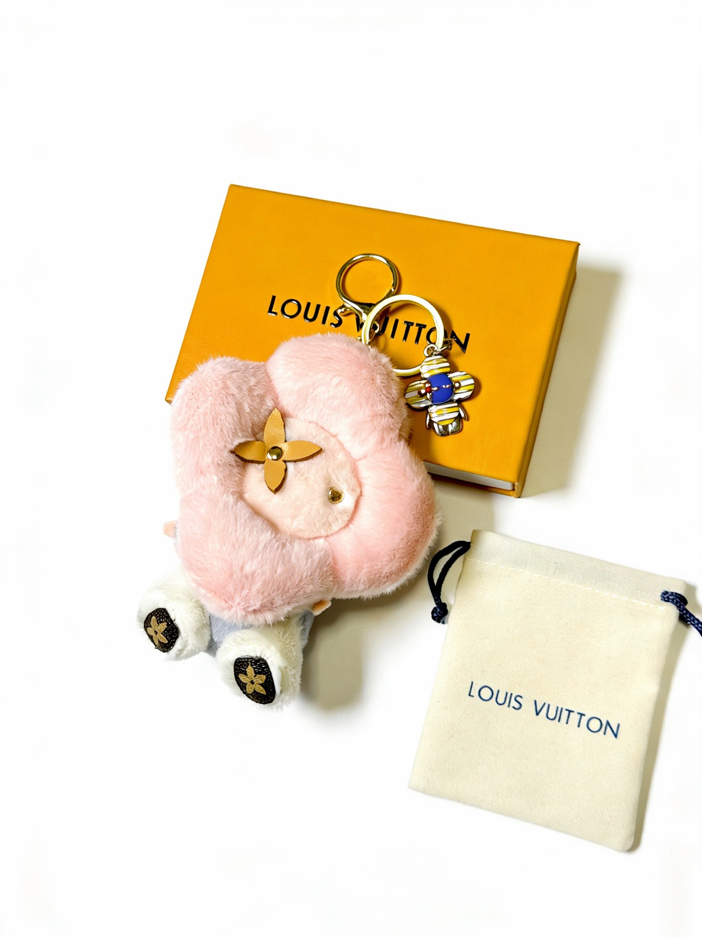 ❤️130包邮/原单代购级别
新品发布LV钥匙扣 lv包包扣 最新款包包挂饰档次更高明星同款Anger Forest系列经典款联名设计理念钥匙扣系列
细节对版做旧处理 非市面亮面版型 
这款一直在出 lv里面热卖款 非常好搭配潮流背包👔🥿