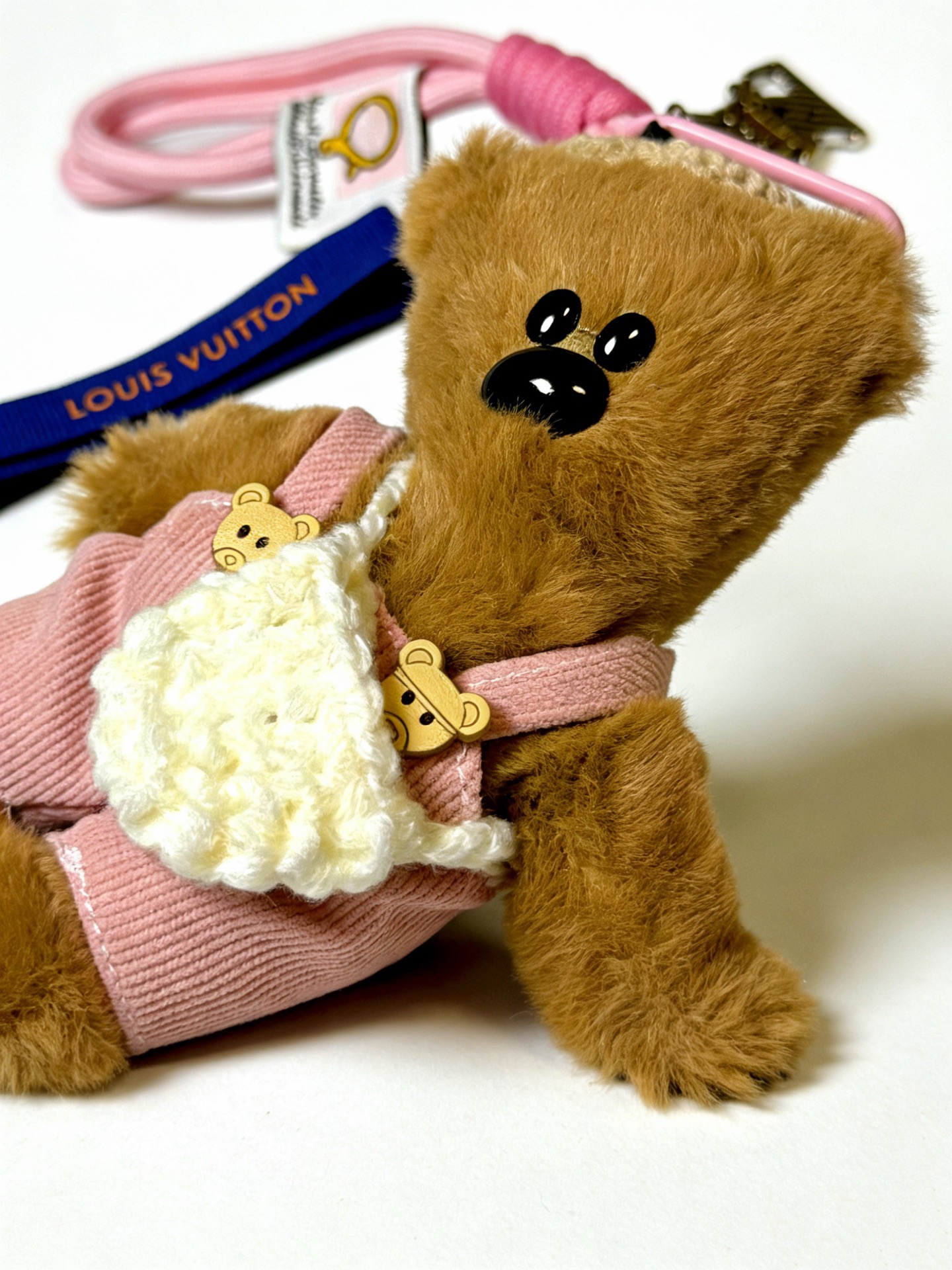 ❤️130包邮/原单代购级别
新品发布LV钥匙扣 lv包包扣 最新款包包挂饰档次更高明星同款Anger Forest系列经典款联名设计理念钥匙扣系列
细节对版做旧处理 非市面亮面版型 
这款一直在出 lv里面热卖款 非常好搭配潮流背包👔🥿