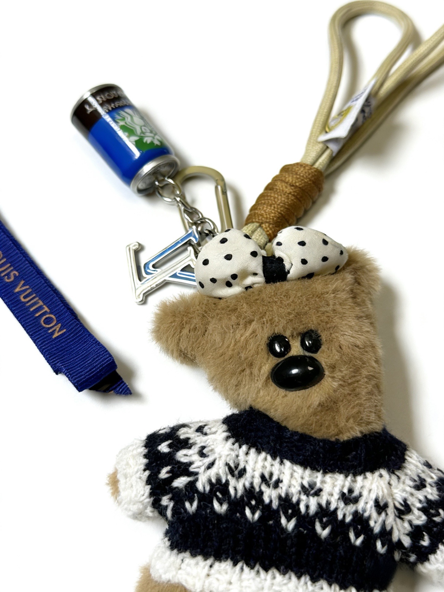 ❤️130包邮/原单代购级别
新品发布LV钥匙扣 lv包包扣 最新款包包挂饰档次更高明星同款Anger Forest系列经典款联名设计理念钥匙扣系列
细节对版做旧处理 非市面亮面版型 
这款一直在出 lv里面热卖款 非常好搭配潮流背包👔🥿