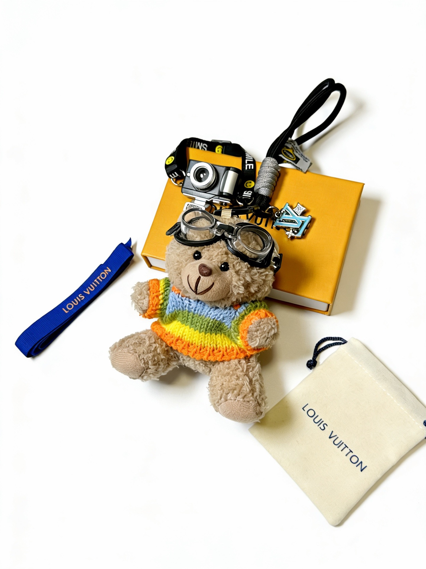 ❤️135包邮/原单代购级别
新品发布LV钥匙扣 lv包包扣 最新款包包挂饰档次更高明星同款Anger Forest系列经典款联名设计理念钥匙扣系列
细节对版做旧处理 非市面亮面版型 
这款一直在出 lv里面热卖款 非常好搭配潮流背包👔🥿