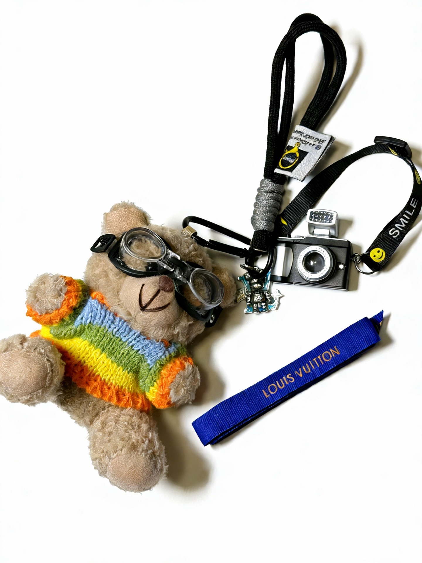 ❤️135包邮/原单代购级别
新品发布LV钥匙扣 lv包包扣 最新款包包挂饰档次更高明星同款Anger Forest系列经典款联名设计理念钥匙扣系列
细节对版做旧处理 非市面亮面版型 
这款一直在出 lv里面热卖款 非常好搭配潮流背包👔🥿