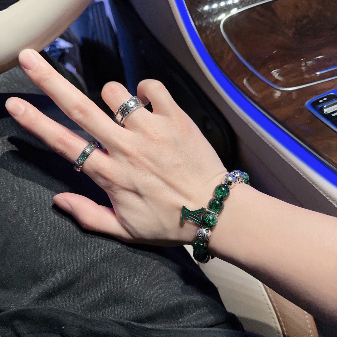 ❤️105包邮/原单代购级别
高品质路易威登LV戒指🇷🇼原单货🇷🇼专柜新款开模复古潮流时尚必备 男女均可佩戴 情侣款同款 摇滚朋克泰银风格 复古元素 潮流百搭 官网同款项链最新款档次更高明星经典款系列复古银戒指
码数7 8 9 10 11
细节对版做旧处理 非市面亮面版型 
这款一直在出 LV里面热卖款 非常好搭配潮流衣服👔🥿