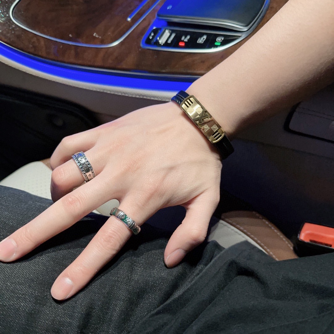 ❤️105包邮/原单代购级别
高品质路易威登LV戒指🇷🇼原单货🇷🇼专柜新款开模复古潮流时尚必备 男女均可佩戴 情侣款同款 摇滚朋克泰银风格 复古元素 潮流百搭 官网同款项链最新款档次更高明星经典款系列复古银戒指
码数7 8 9 10 11
细节对版做旧处理 非市面亮面版型 
这款一直在出 LV里面热卖款 非常好搭配潮流衣服👔🥿