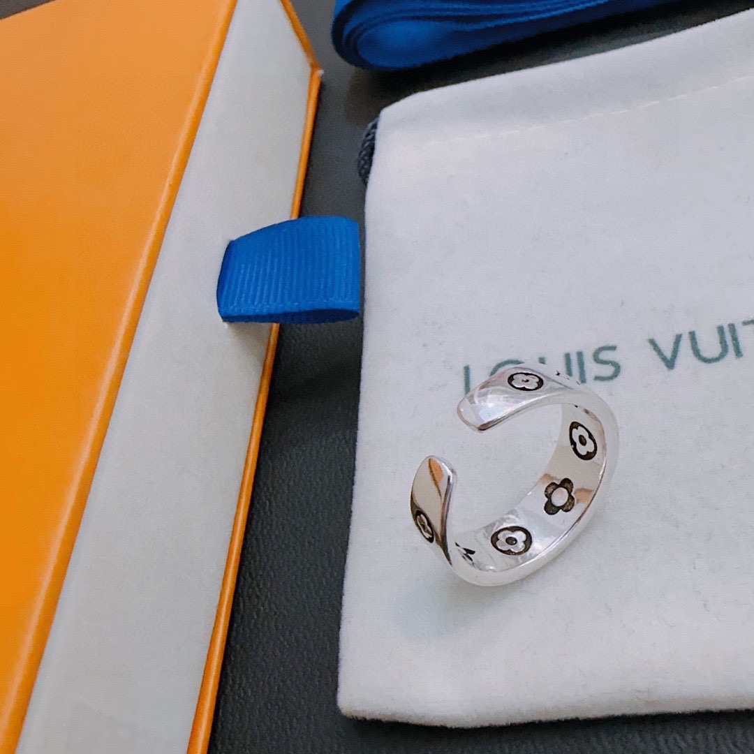 ❤️105包邮/原单代购级别
高品质路易威登LV戒指（实拍）🇷🇼原单货🇷🇼专柜新款开模复古潮流时尚必备 男女均可佩戴 情侣款同款 摇滚朋克泰银风格 复古元素 潮流百搭 官网同款项链最新款档次更高明星经典款系列复古银戒指
码数可调节
细节对版做旧处理 非市面亮面版型 
这款一直在出 LV里面热卖款 非常好搭配潮流衣服👔🥿