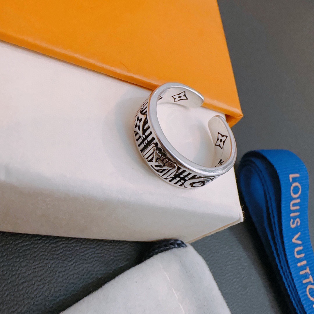 ❤️105包邮/原单代购级别
高品质路易威登LV戒指（实拍）🇷🇼原单货🇷🇼专柜新款开模复古潮流时尚必备 男女均可佩戴 情侣款同款 摇滚朋克泰银风格 复古元素 潮流百搭 官网同款项链最新款档次更高明星经典款系列复古银戒指
码数可调节
细节对版做旧处理 非市面亮面版型 
这款一直在出 LV里面热卖款 非常好搭配潮流衣服👔🥿